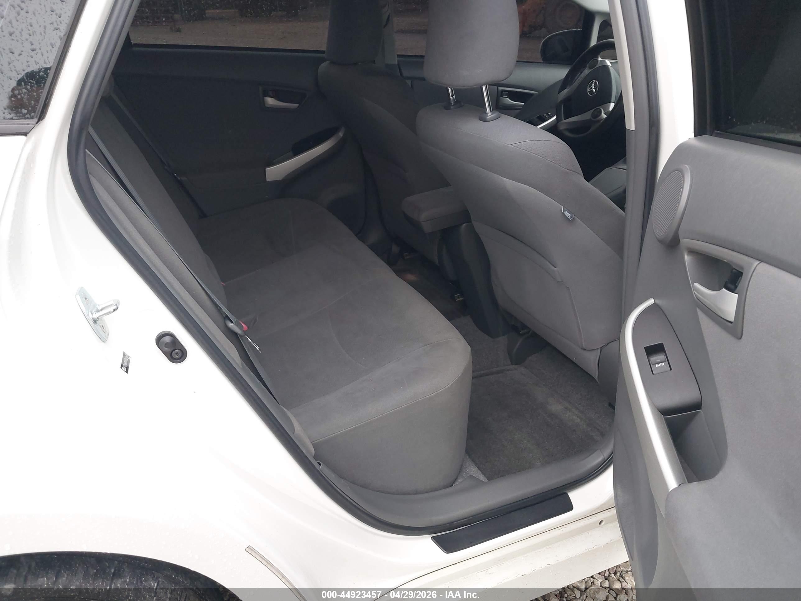 TOYOTA PRIUS image 8