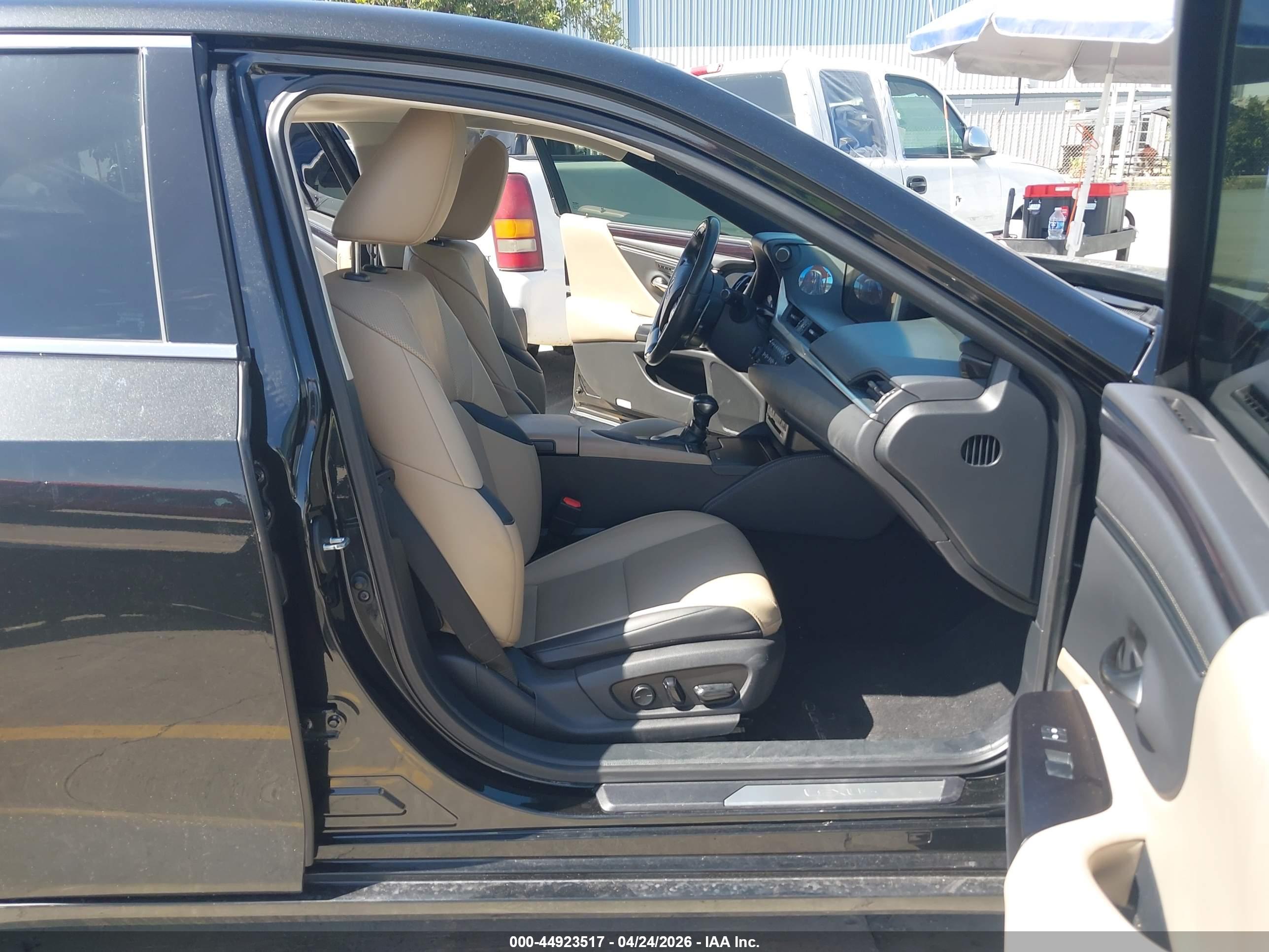 LEXUS ES image 5