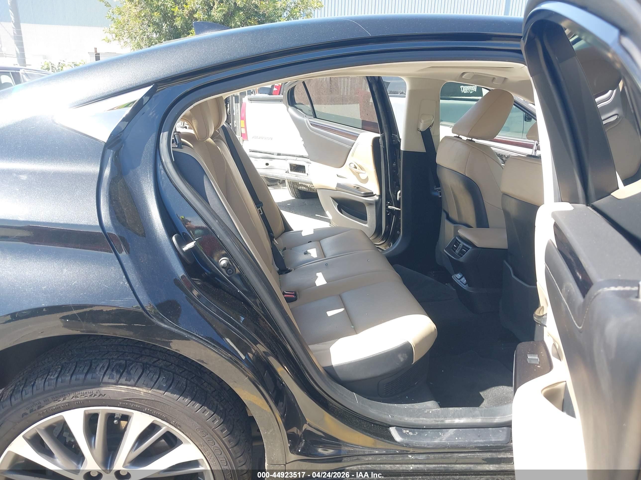 LEXUS ES image 8