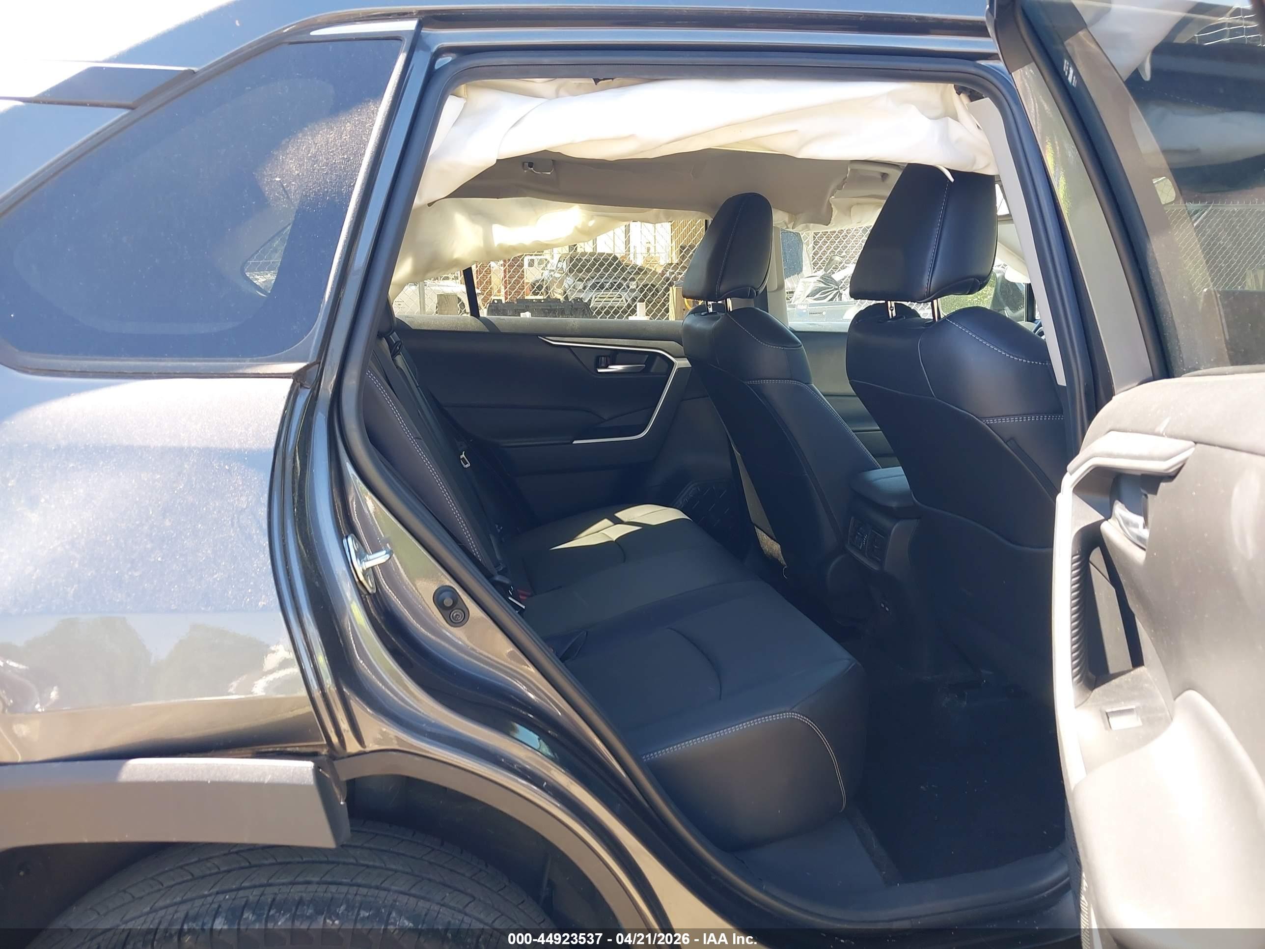 TOYOTA RAV4 image 8