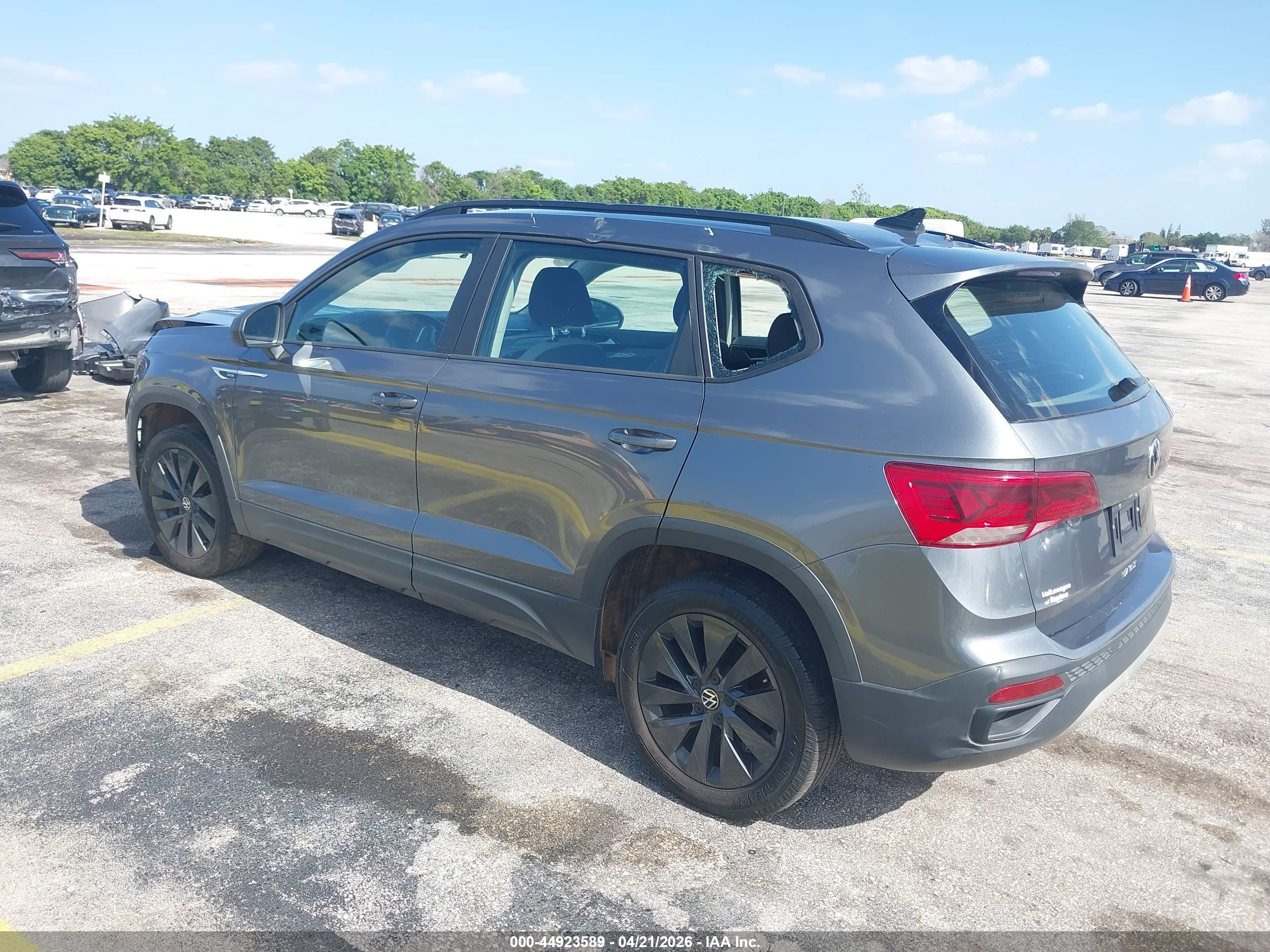 VOLKSWAGEN TAOS image 3