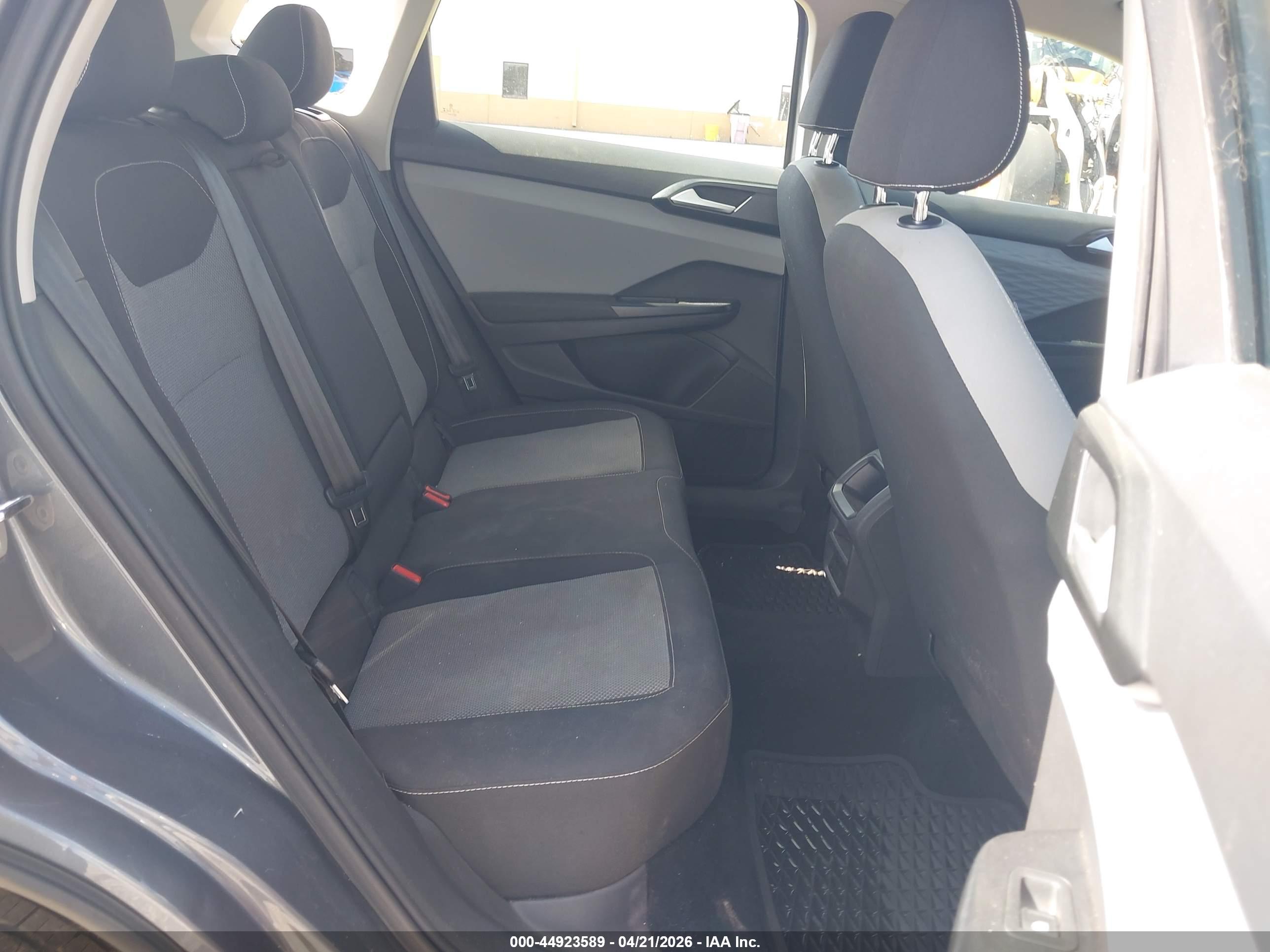 VOLKSWAGEN TAOS image 8