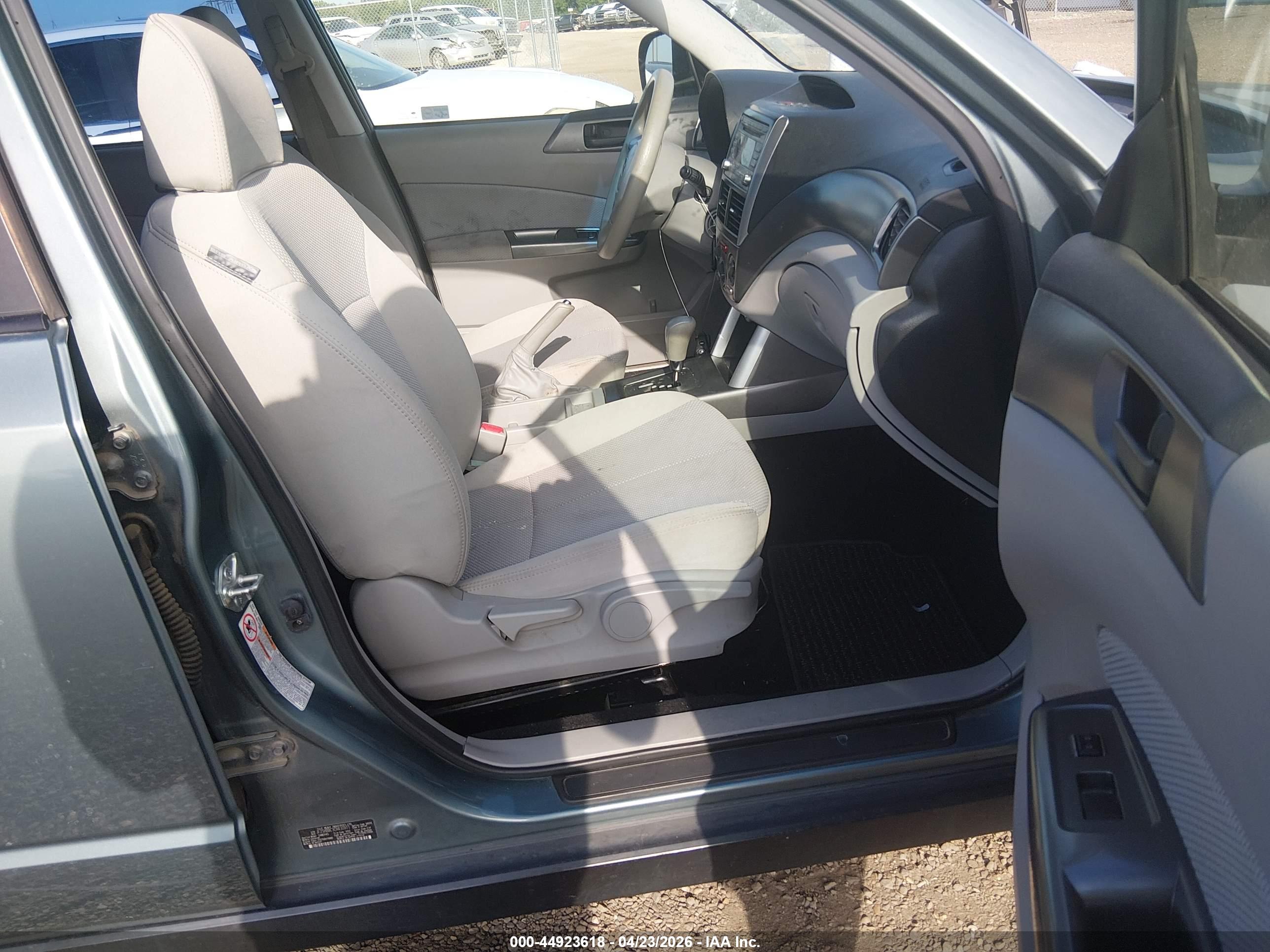 SUBARU FORESTER image 5