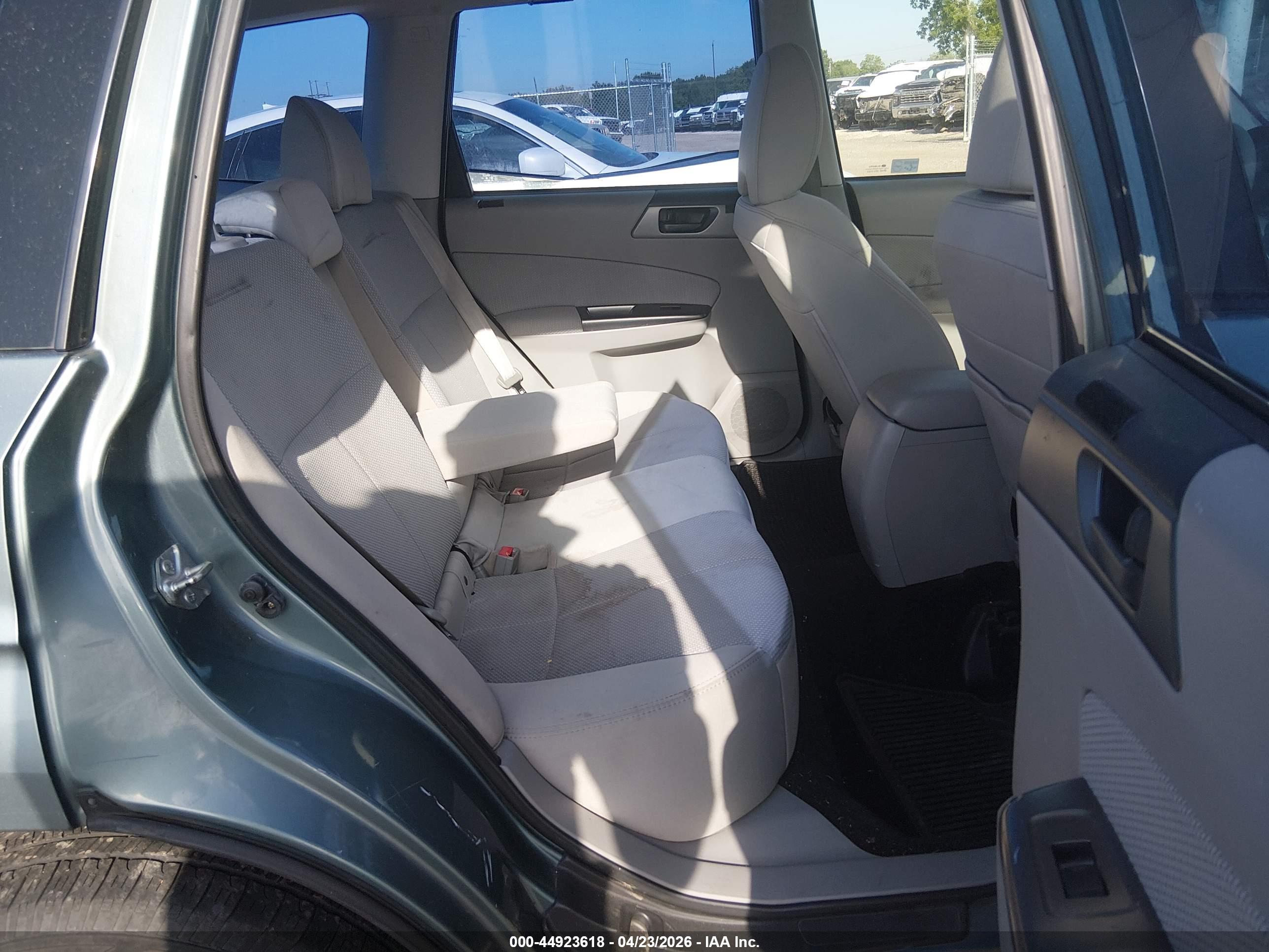 SUBARU FORESTER image 8