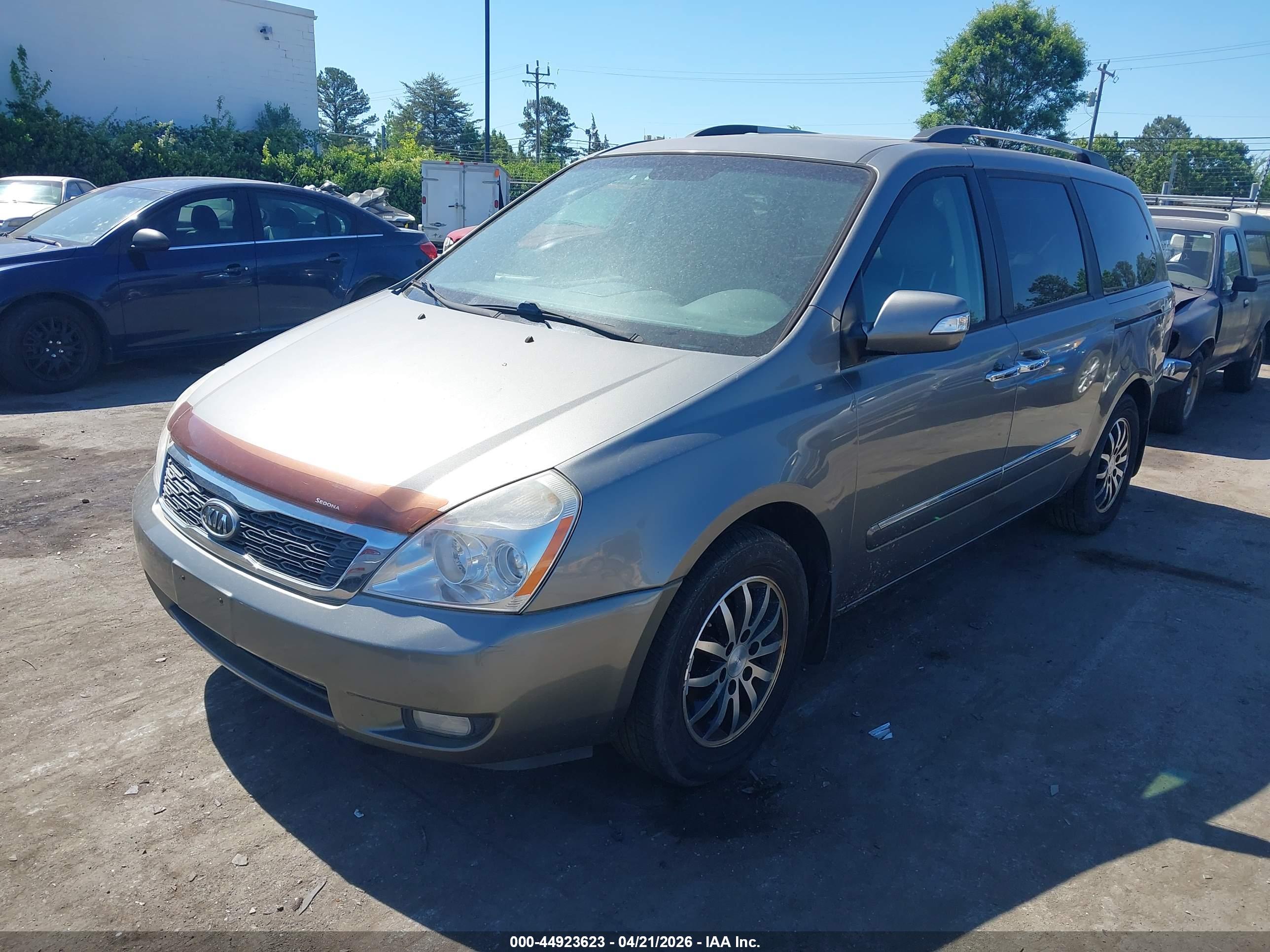 KIA SEDONA image 2