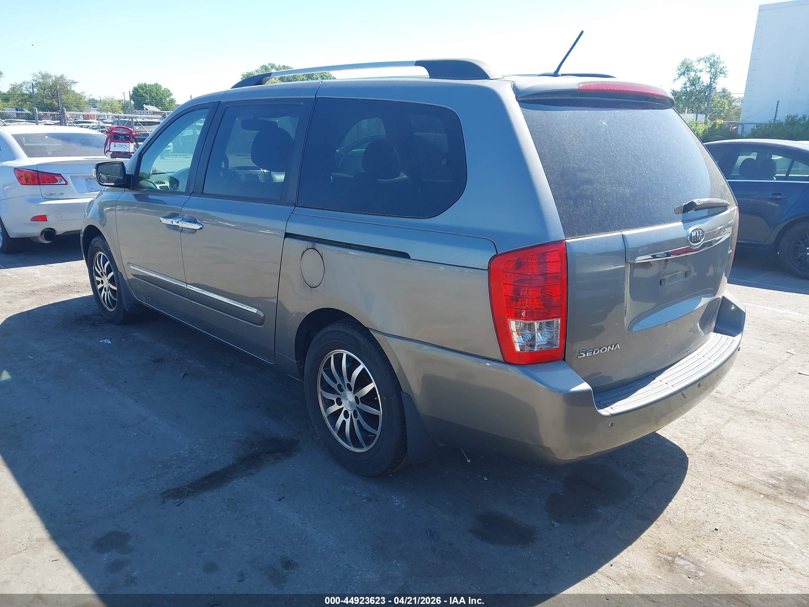 KIA SEDONA image 3