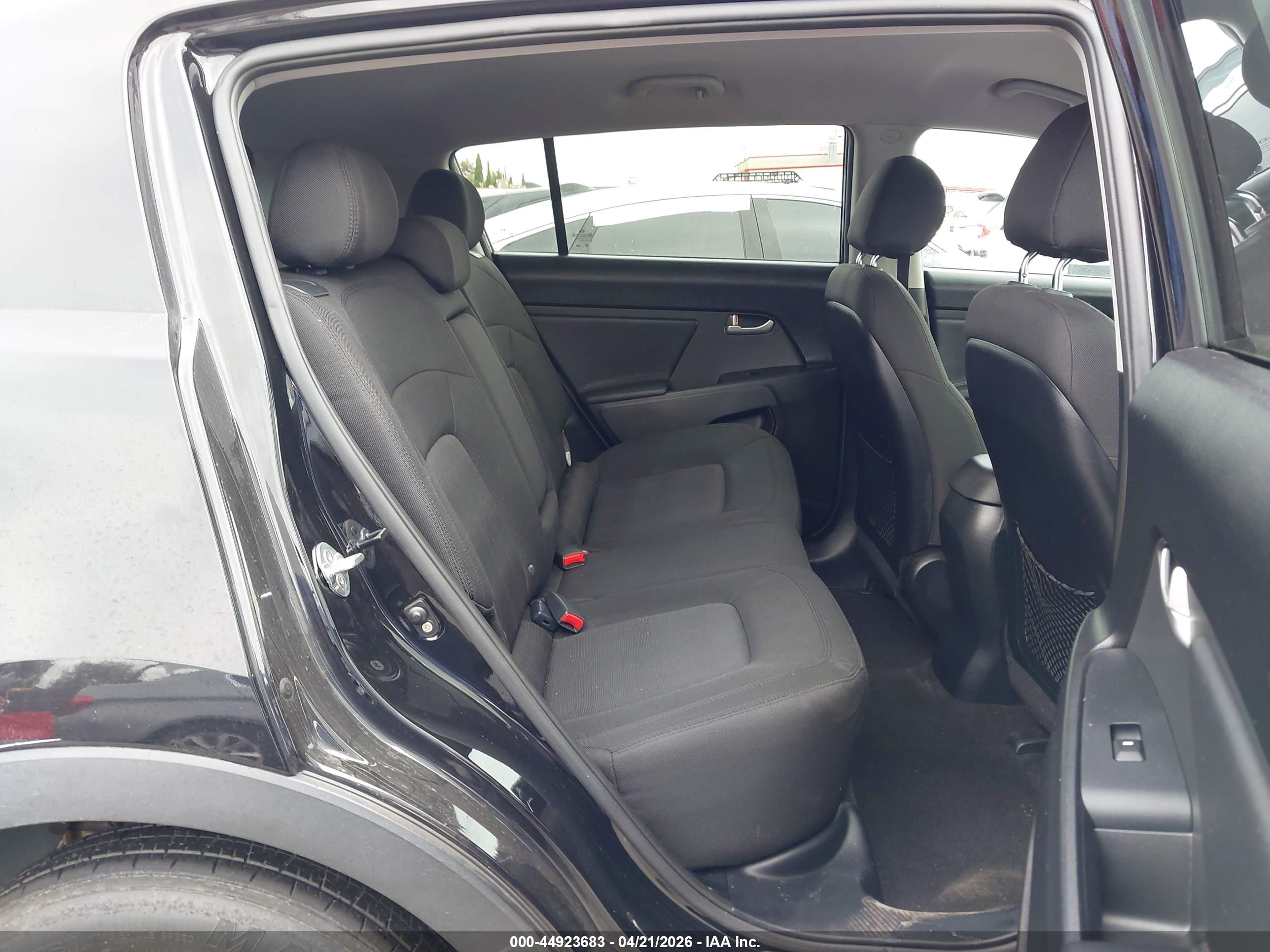 KIA SPORTAGE image 8