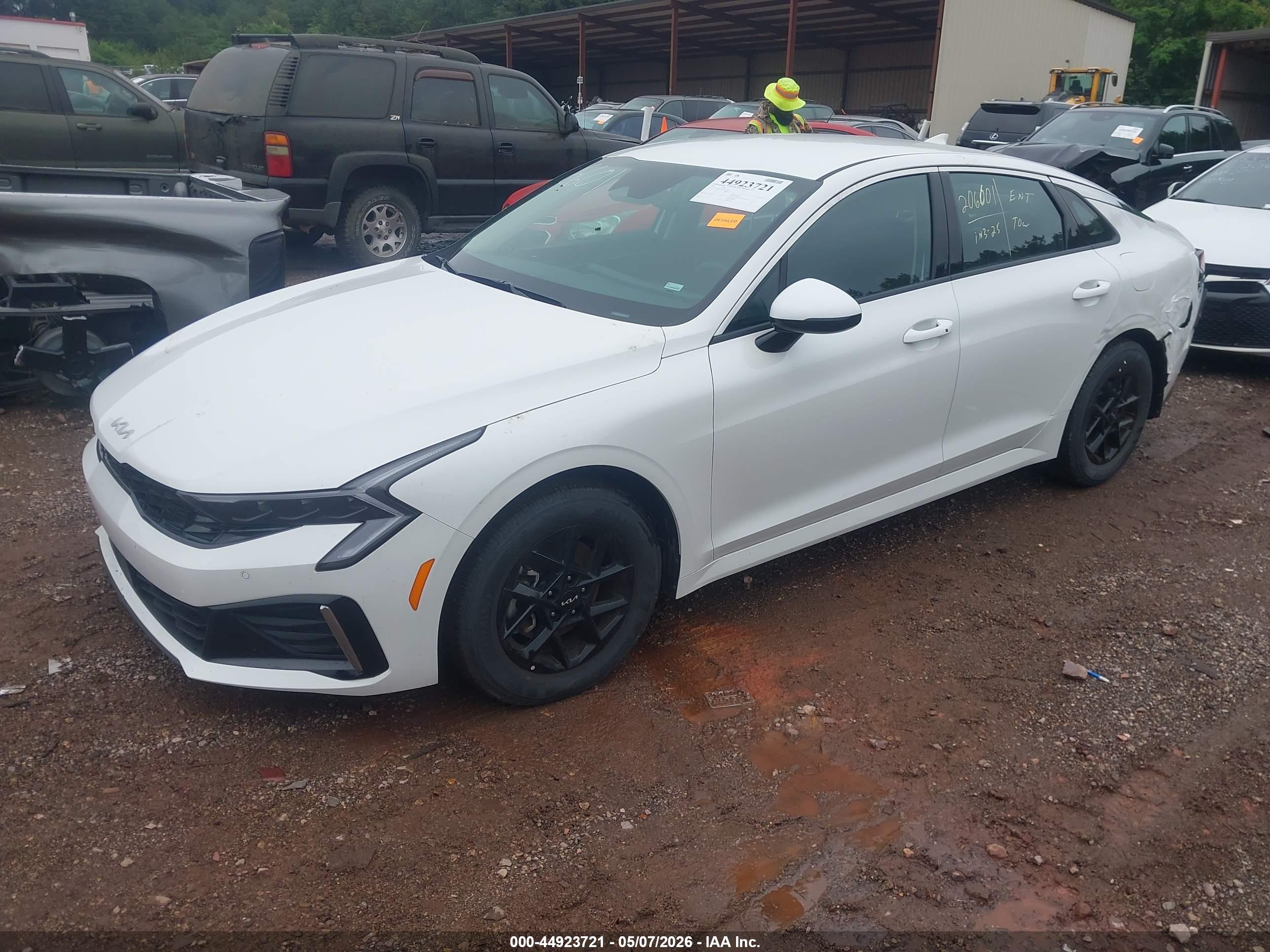 KIA K5 image 2