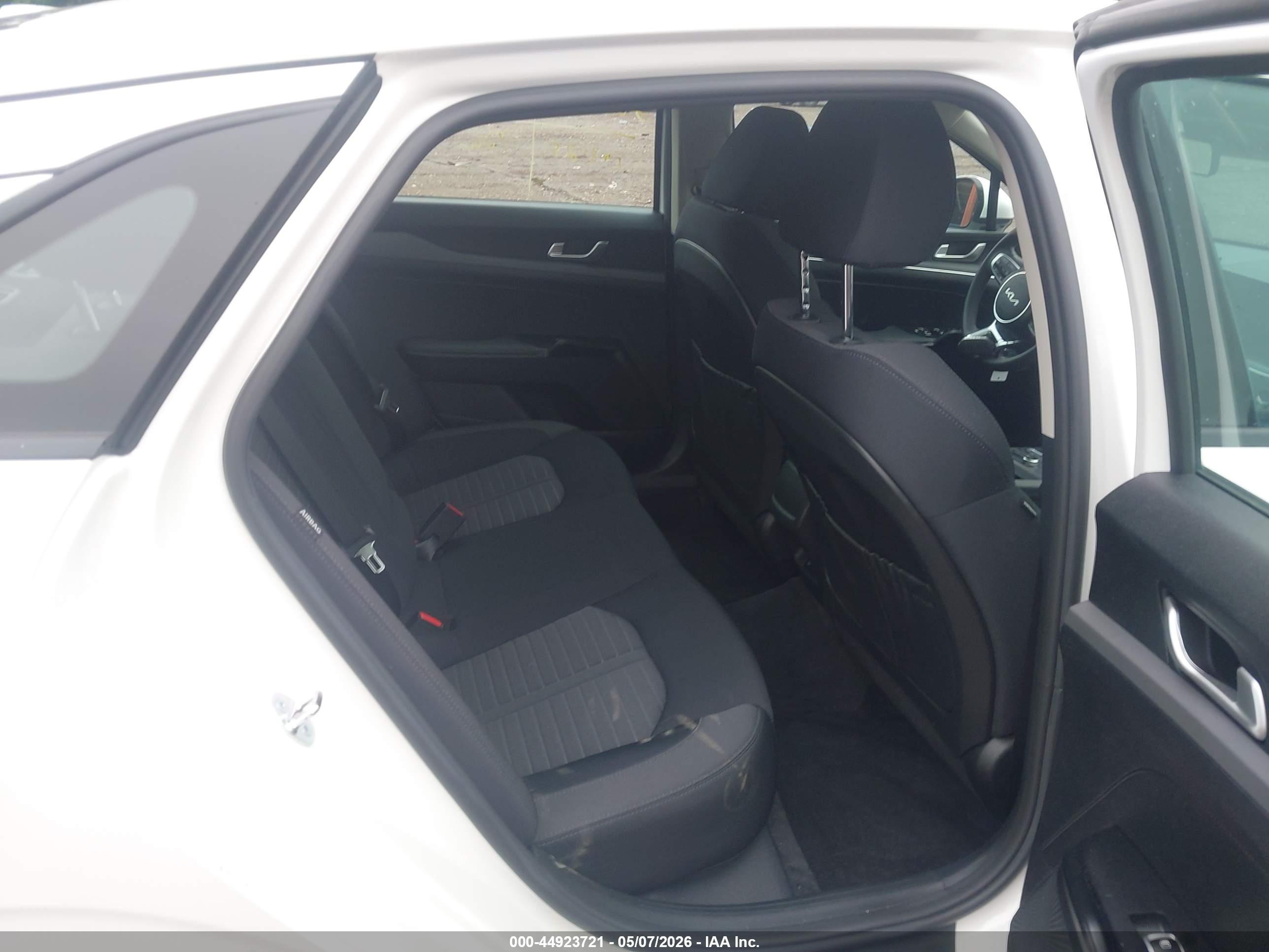 KIA K5 image 8