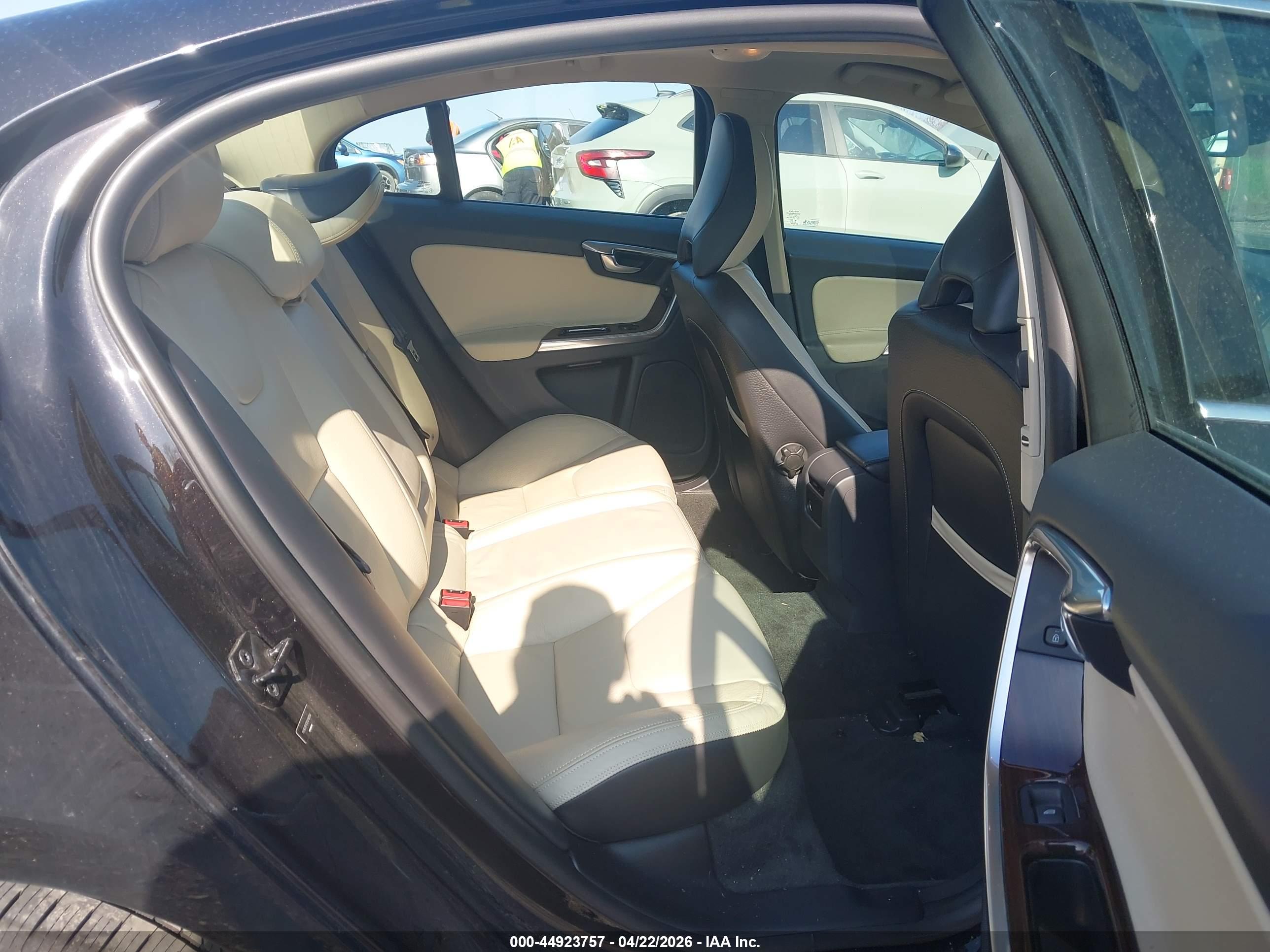 VOLVO S60 image 8