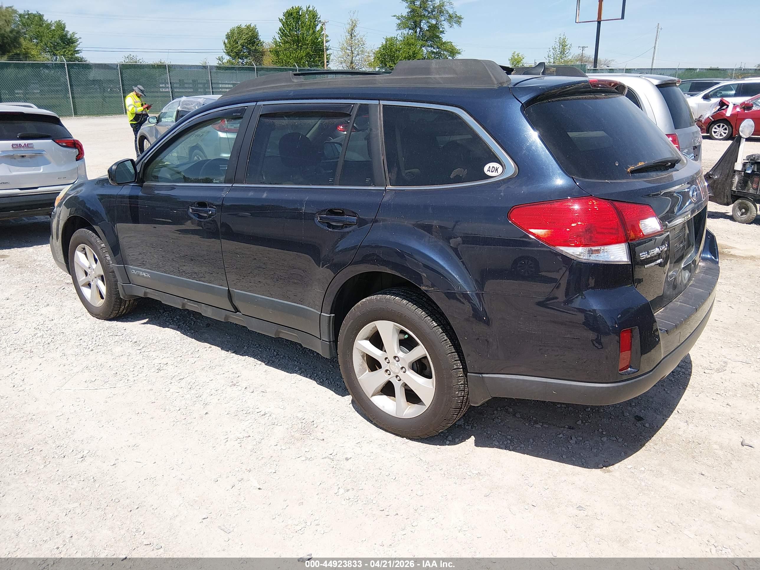 SUBARU OUTBACK image 3