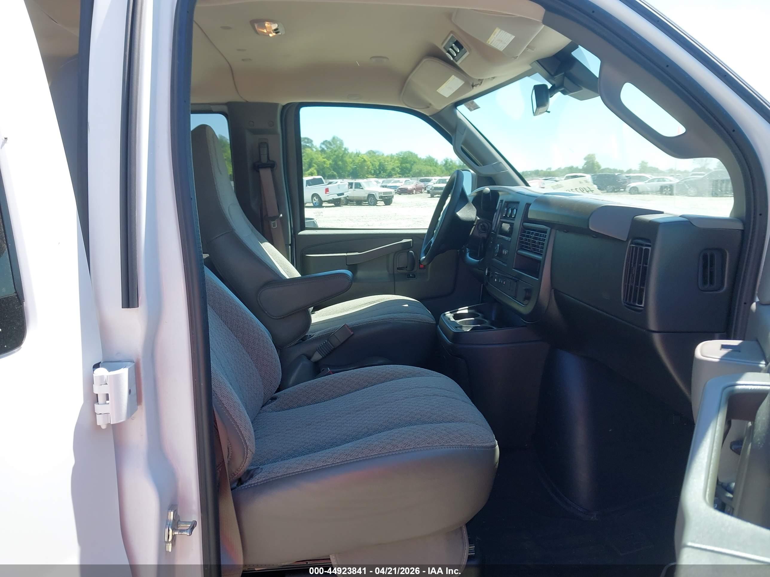 CHEVROLET EXPRESS image 5
