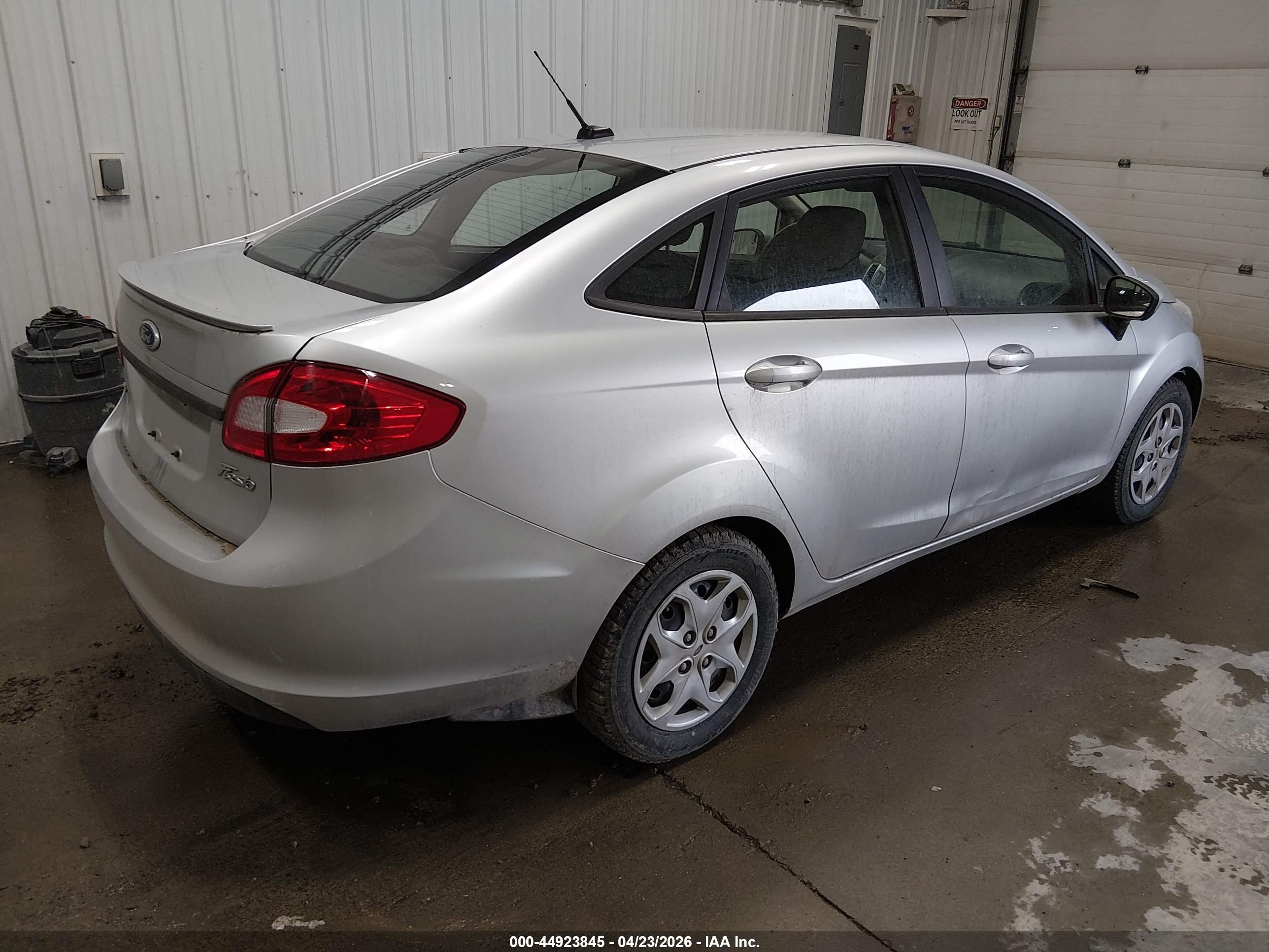 FORD FIESTA image 4