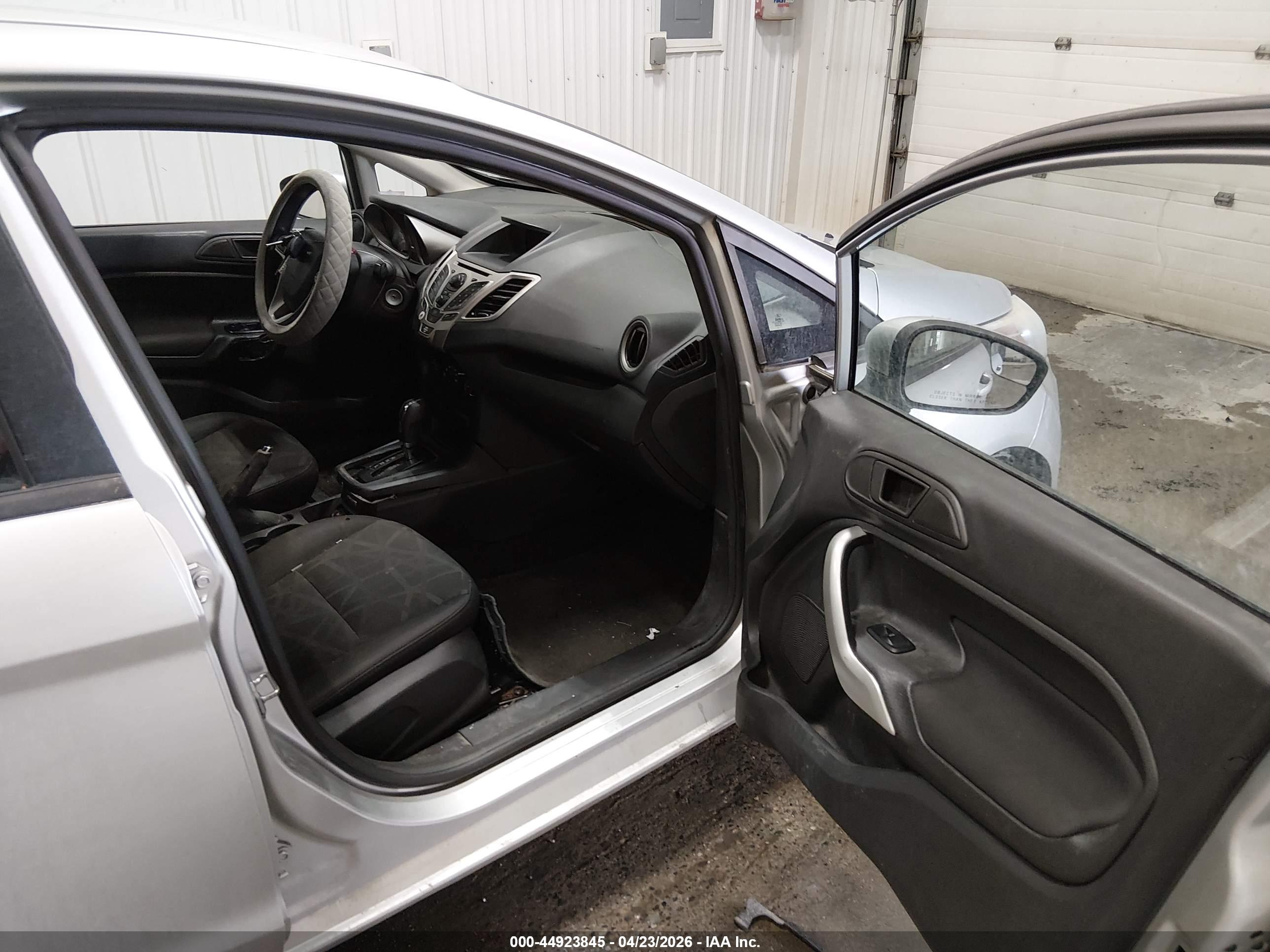 FORD FIESTA image 5