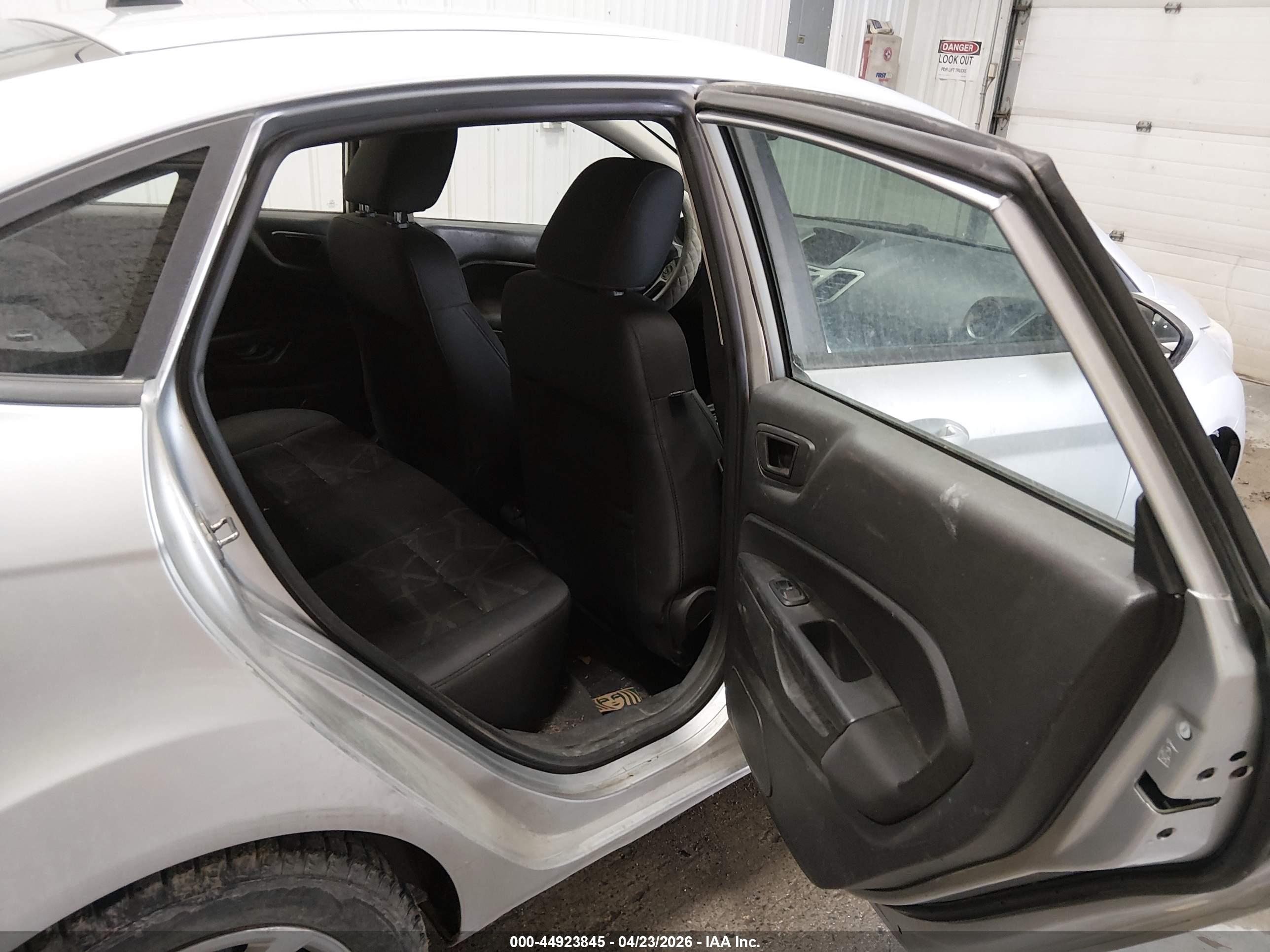 FORD FIESTA image 8