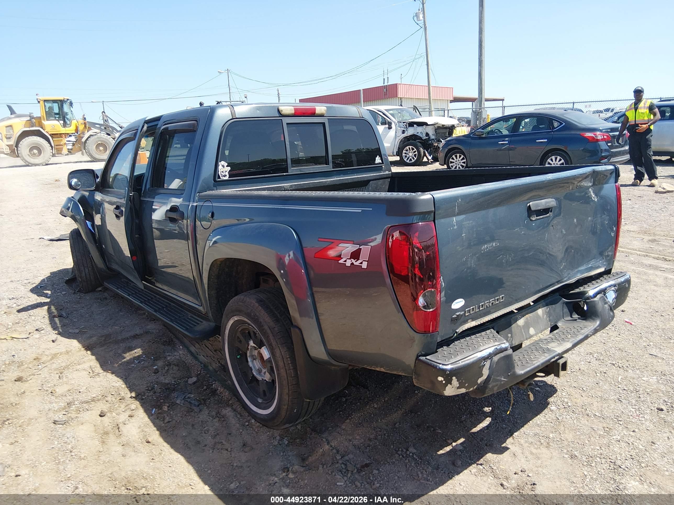 CHEVROLET COLORADO image 3