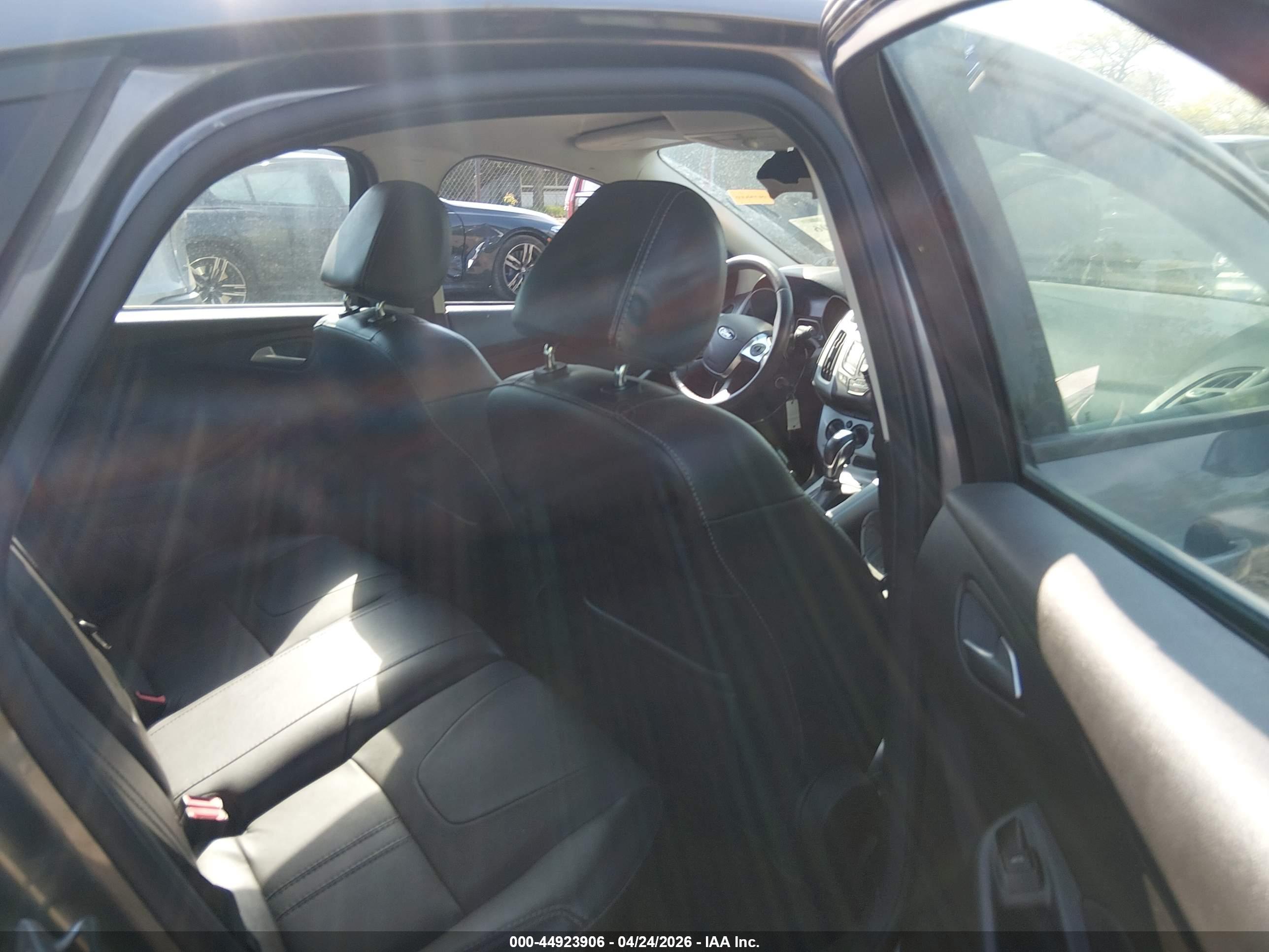 FORD FOCUS image 8