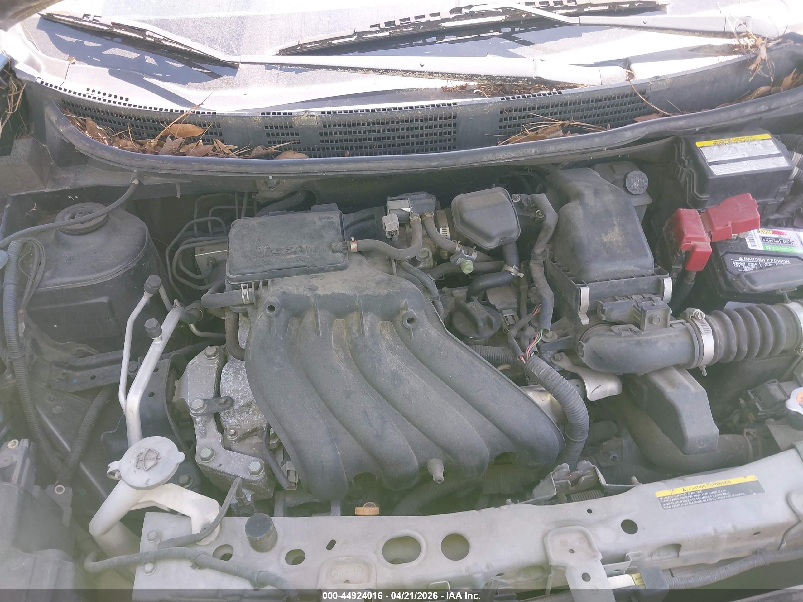 NISSAN VERSA image 10