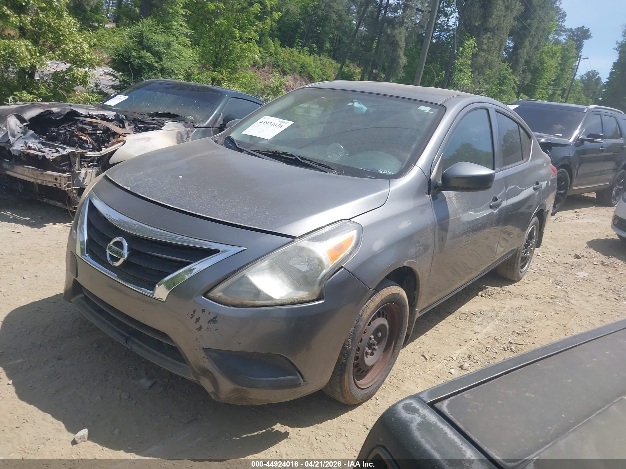 NISSAN VERSA image 2