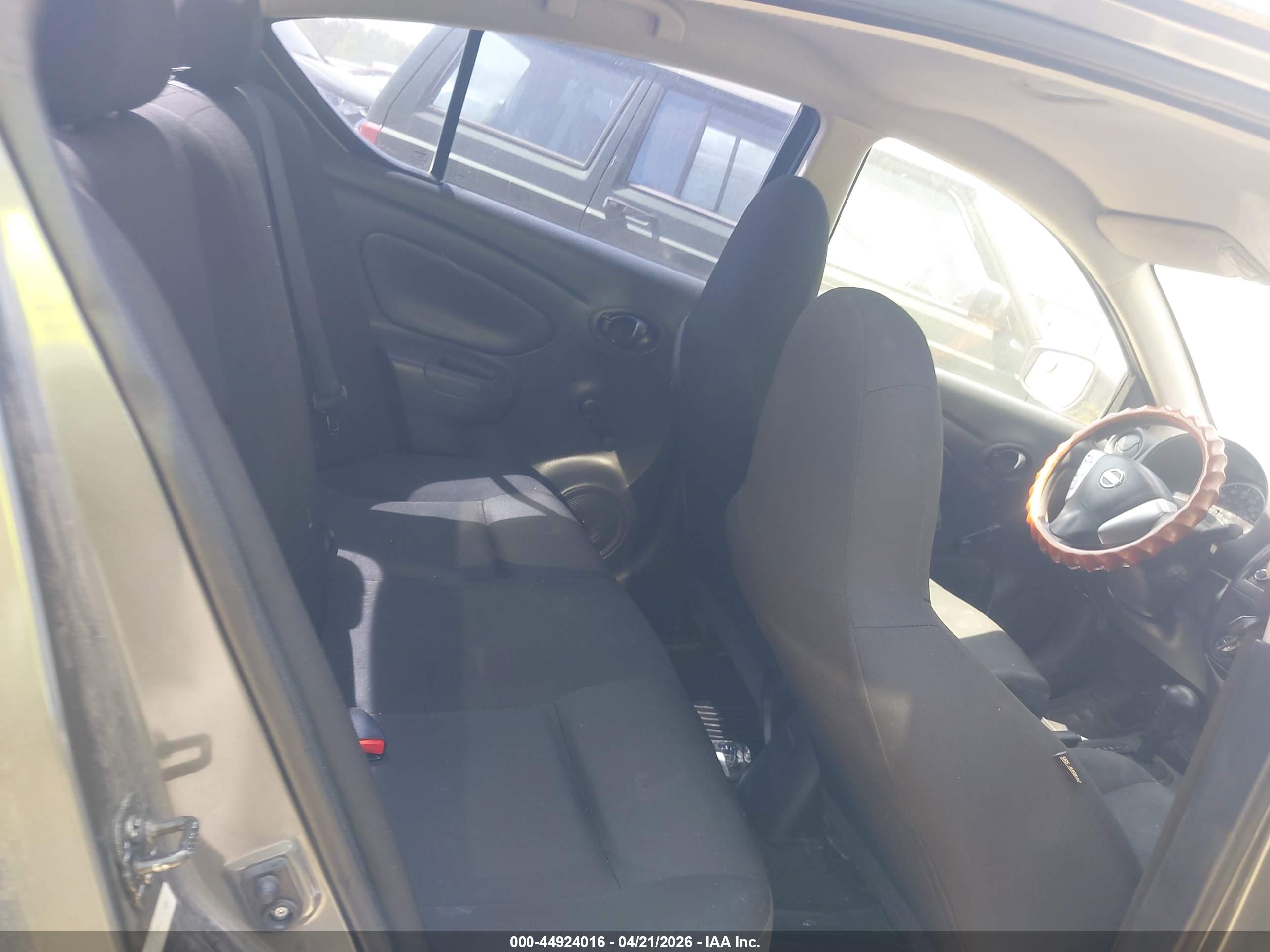 NISSAN VERSA image 8