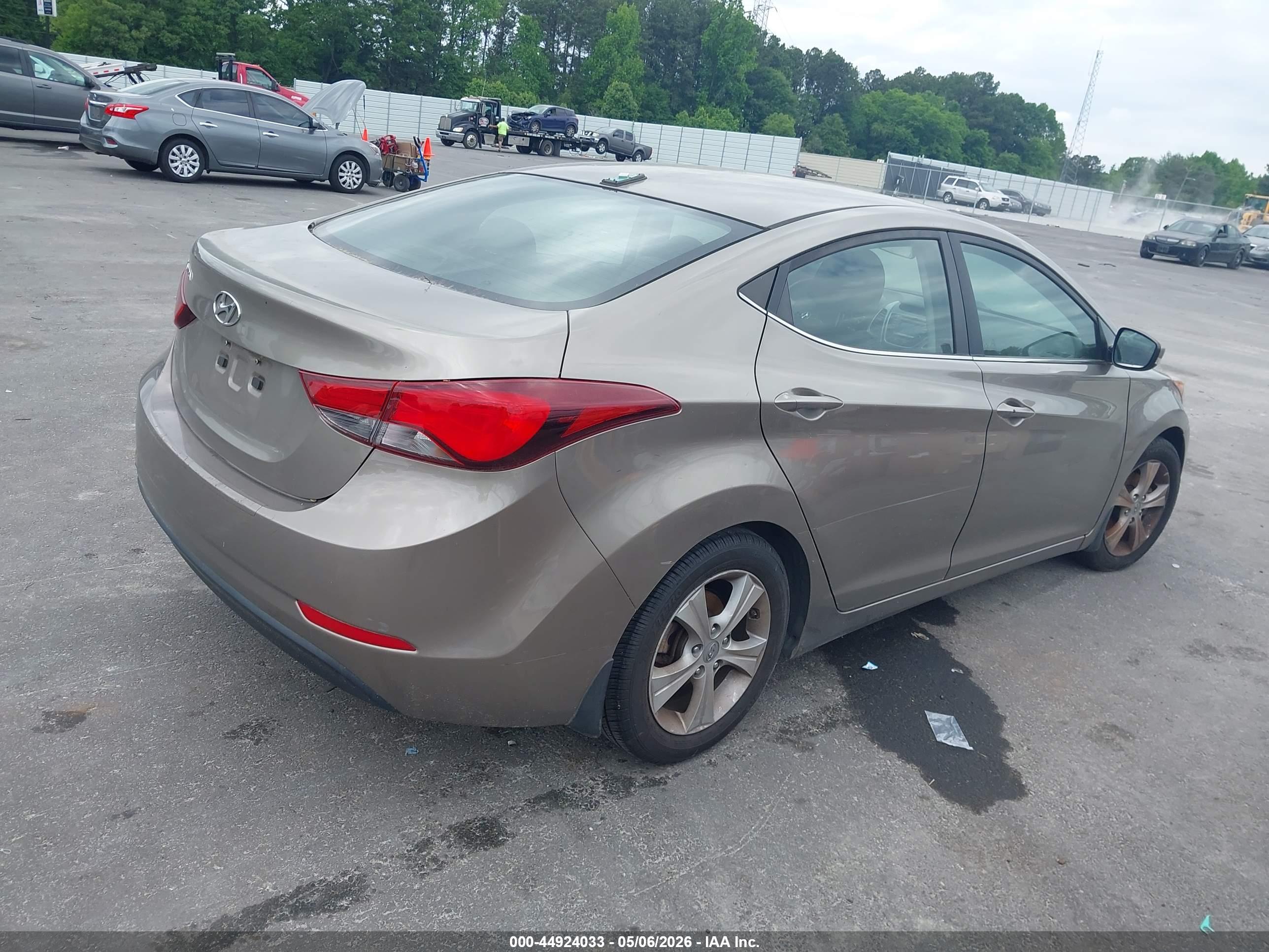 HYUNDAI ELANTRA image 4