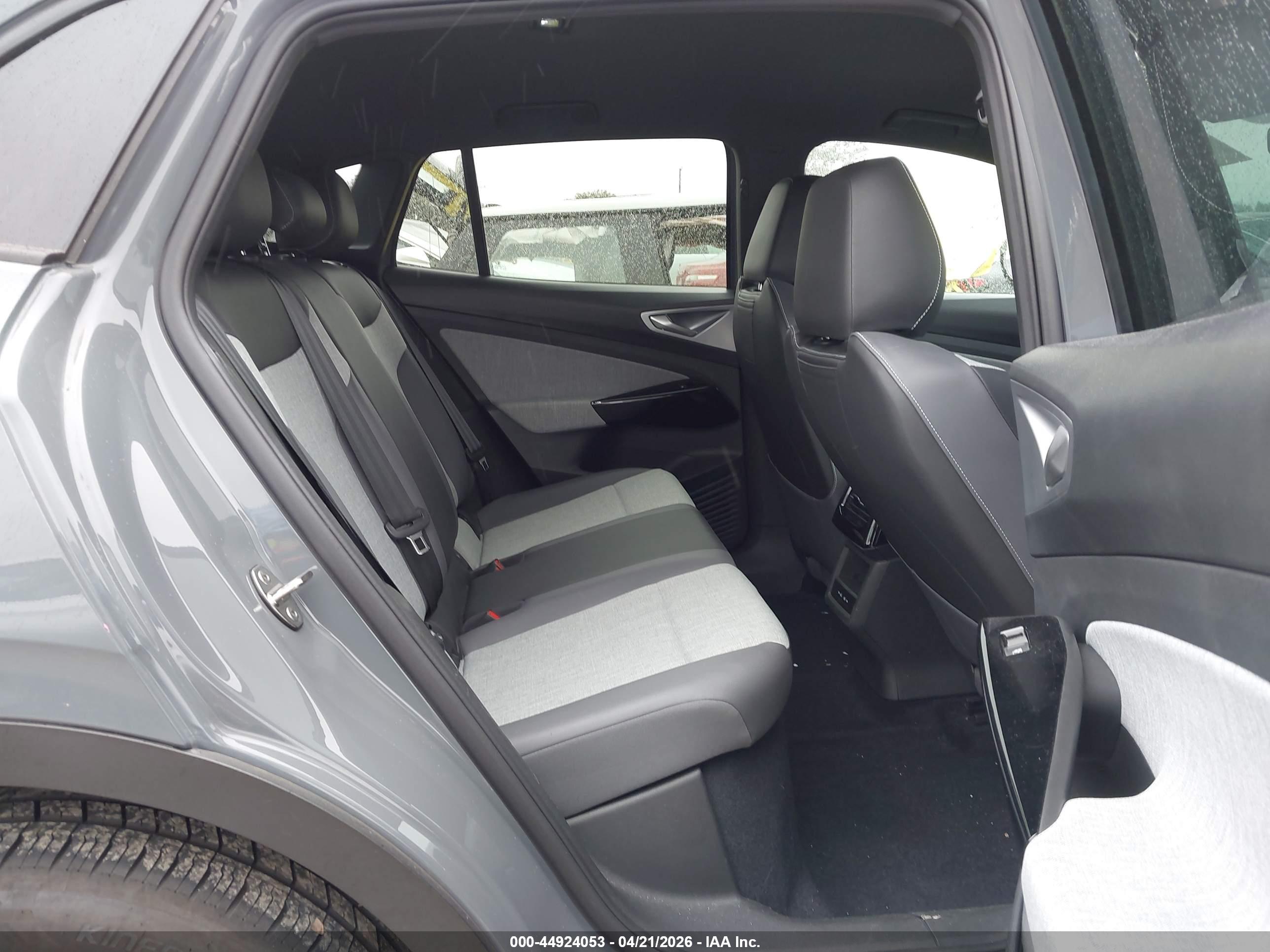 VOLKSWAGEN ID.4 image 8