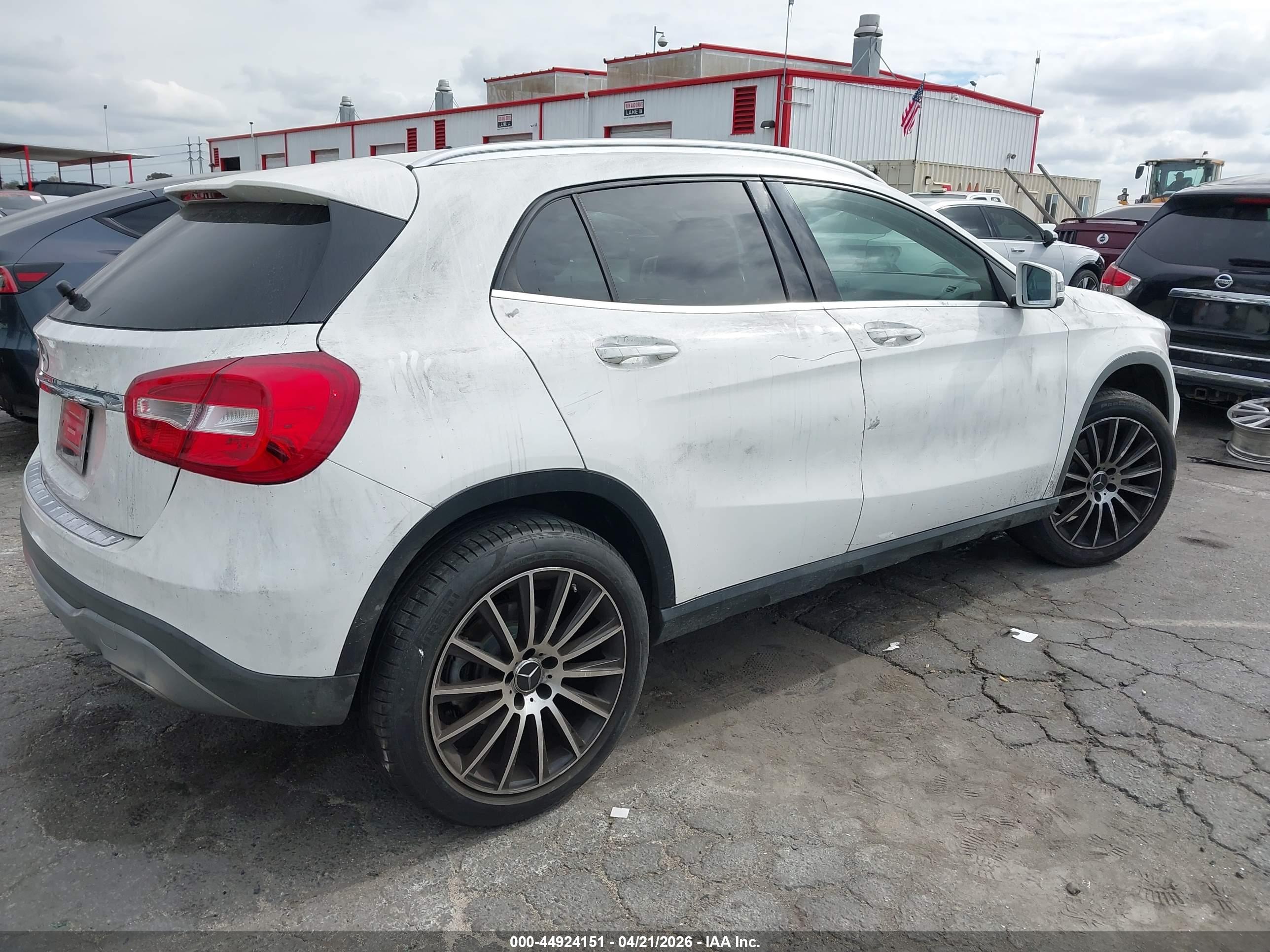 MERCEDES-BENZ GLA image 4