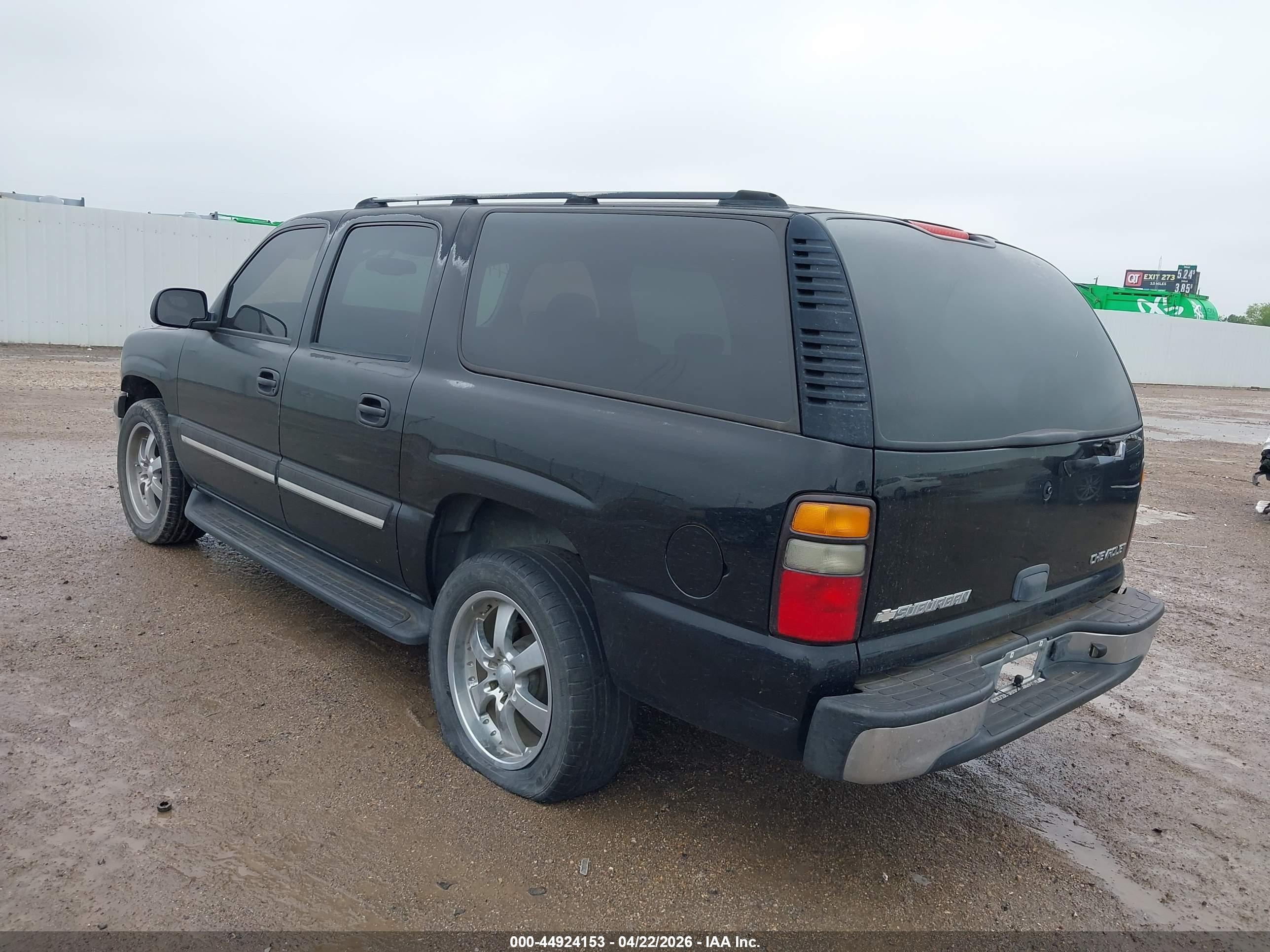 CHEVROLET SUBURBAN image 3