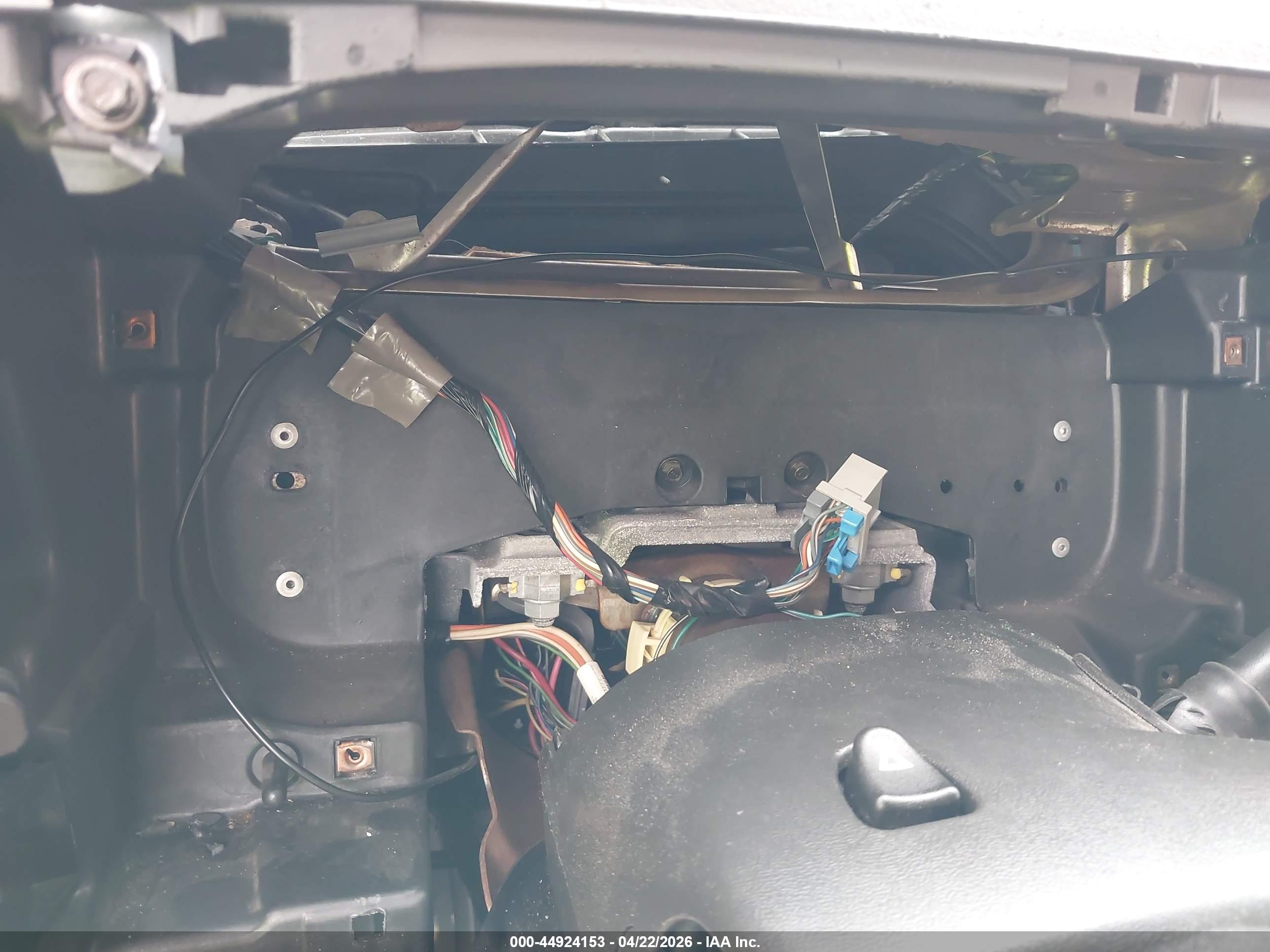 CHEVROLET SUBURBAN image 7