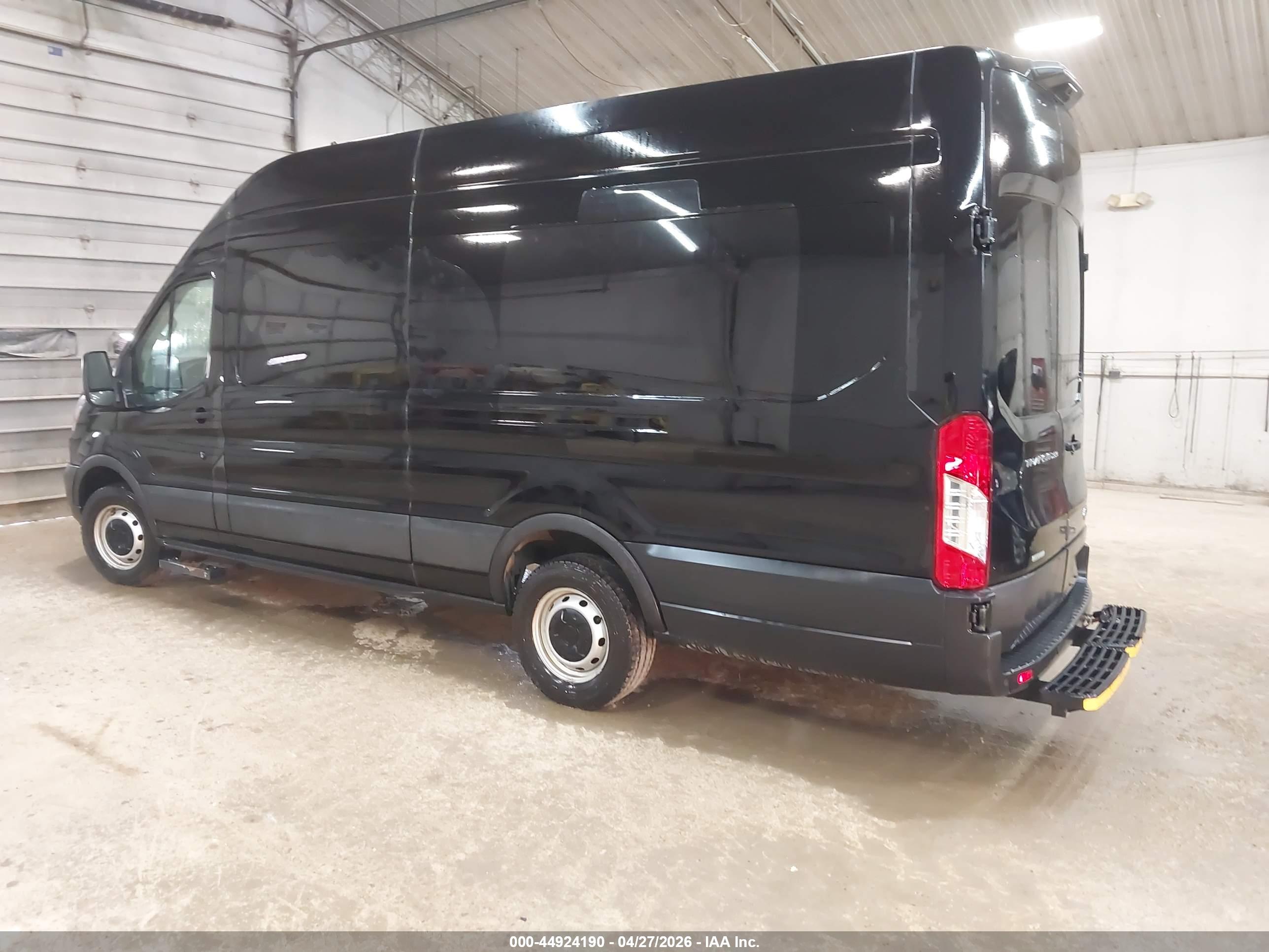FORD TRANSIT-250 image 3