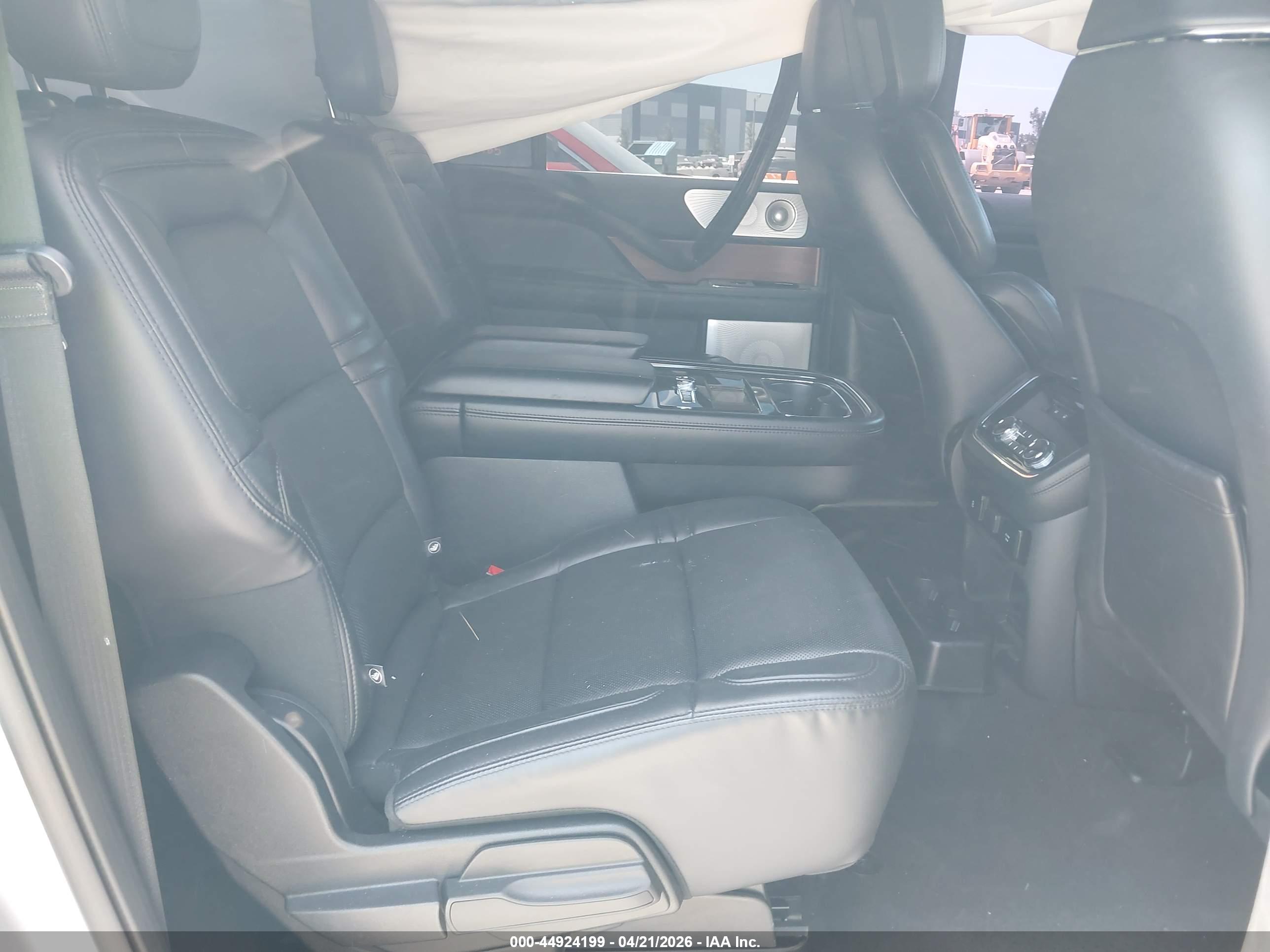 LINCOLN NAVIGATOR image 8
