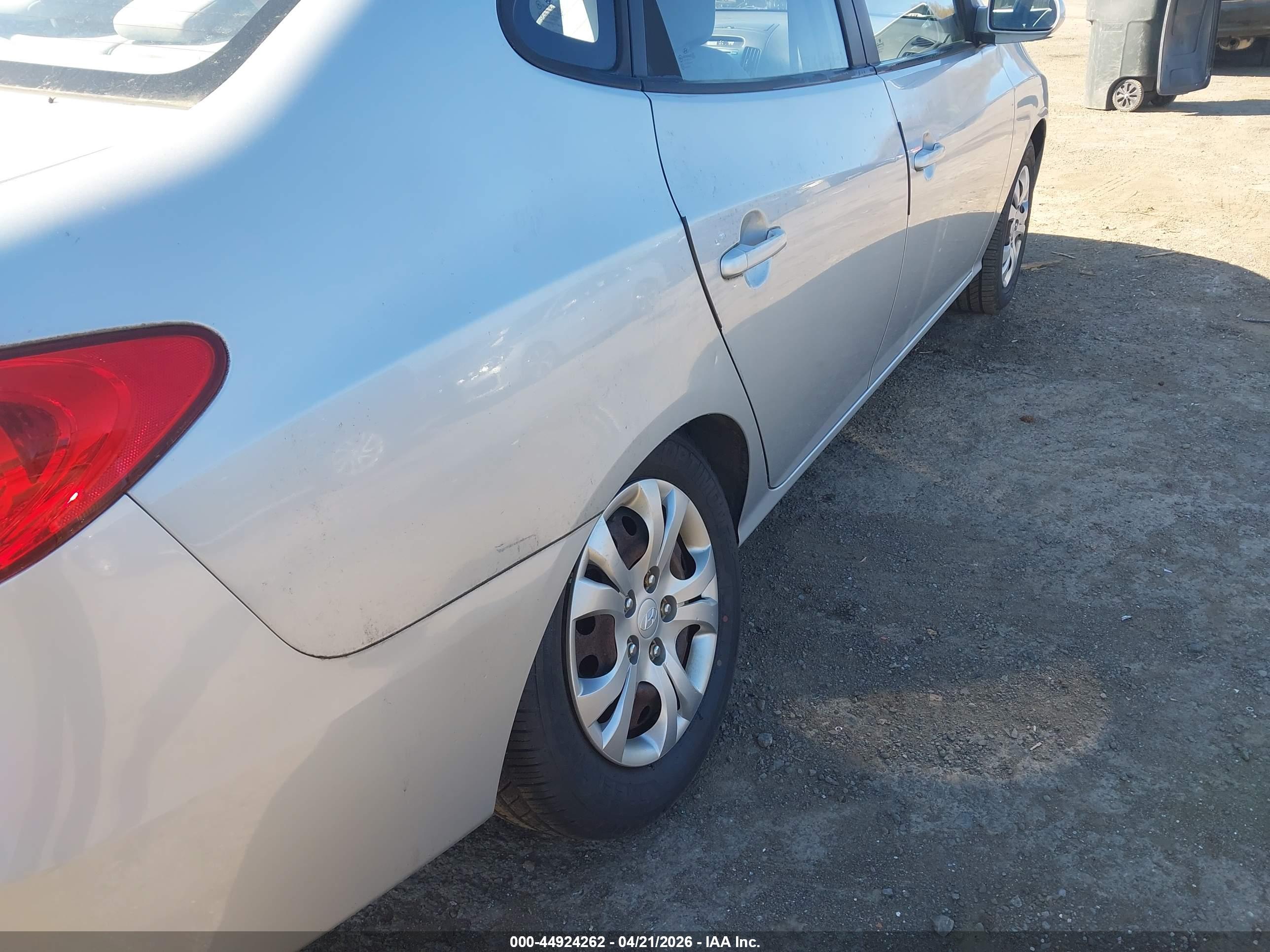 HYUNDAI ELANTRA image 6