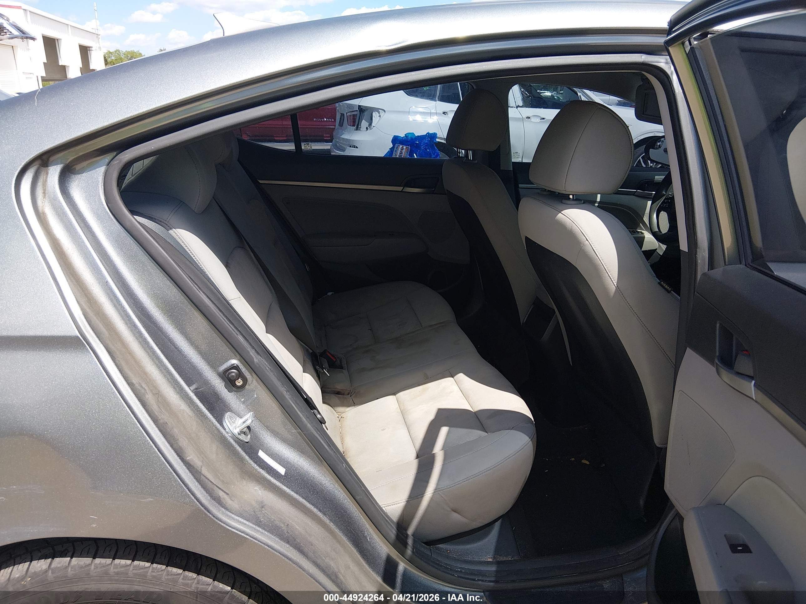 HYUNDAI ELANTRA image 8