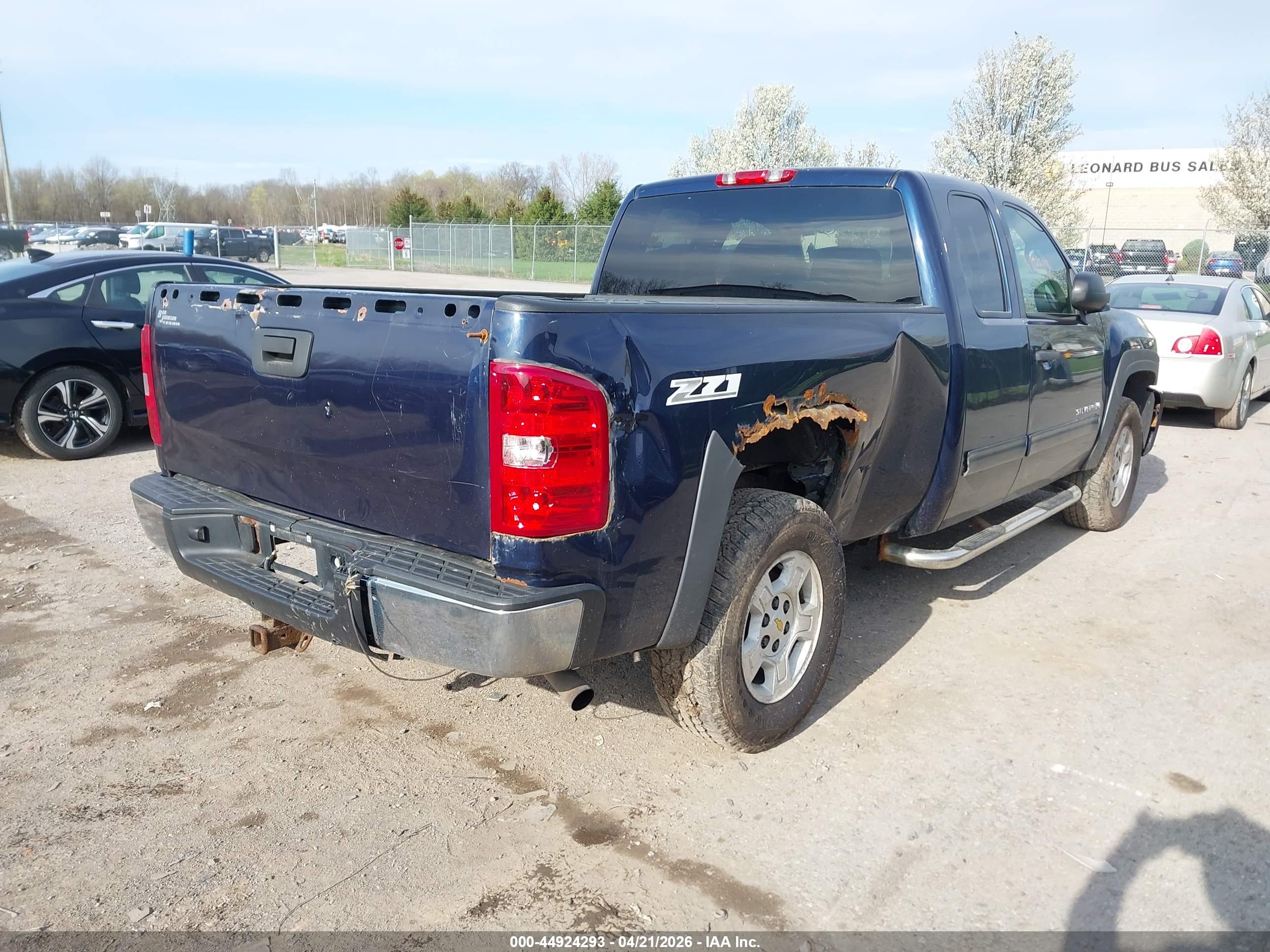 CHEVROLET SILVERADO image 4
