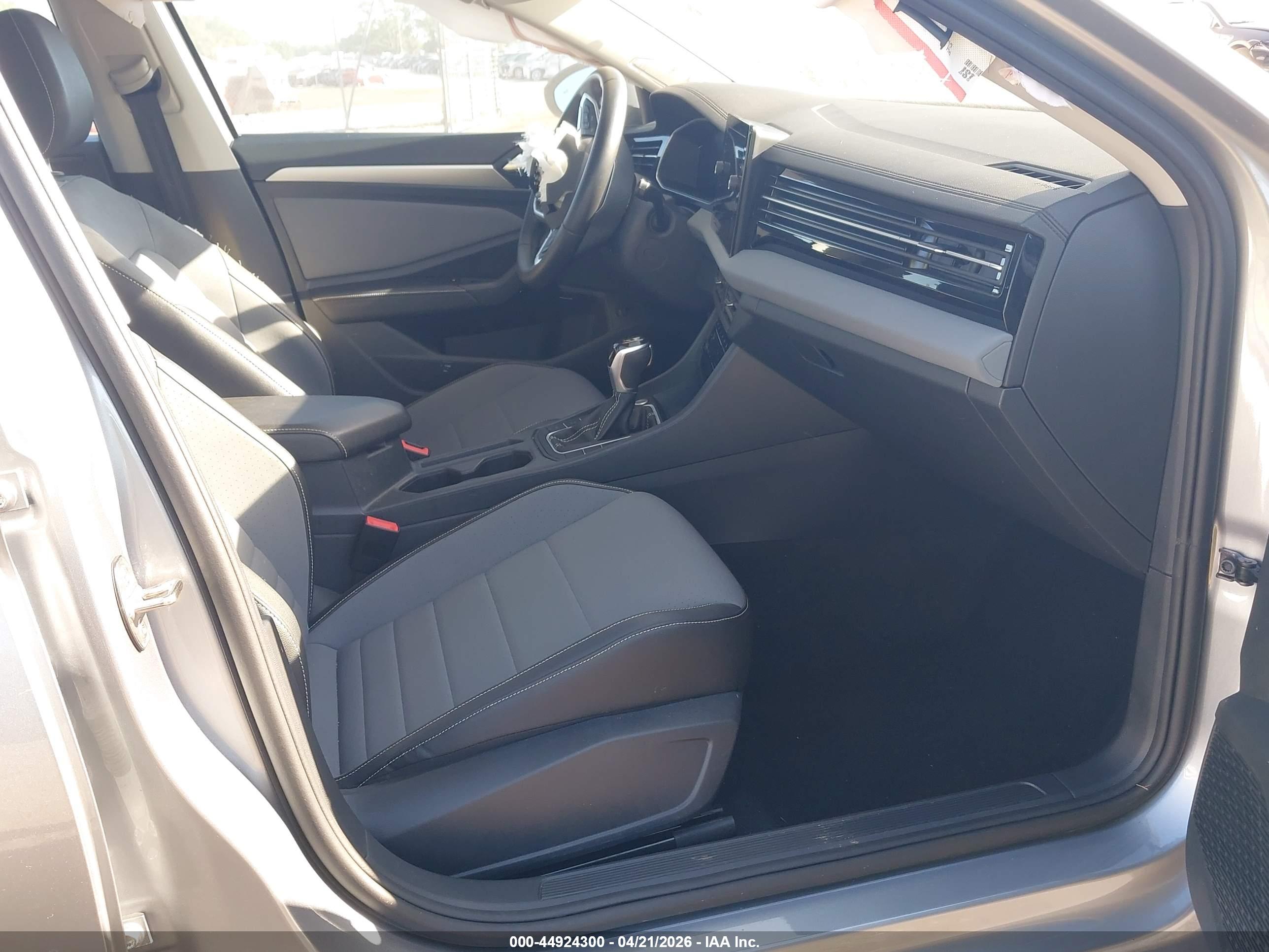 VOLKSWAGEN JETTA image 5