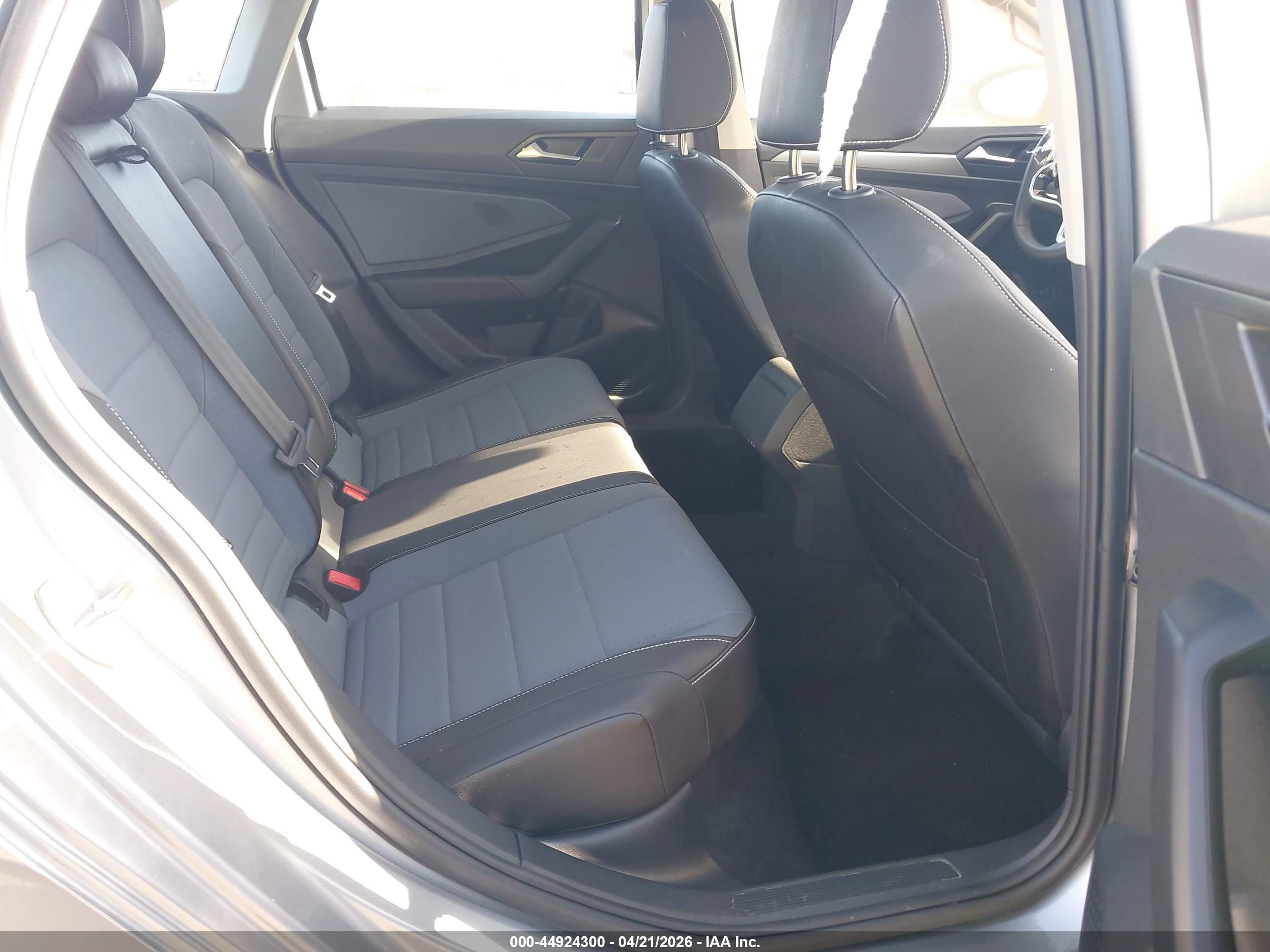 VOLKSWAGEN JETTA image 8