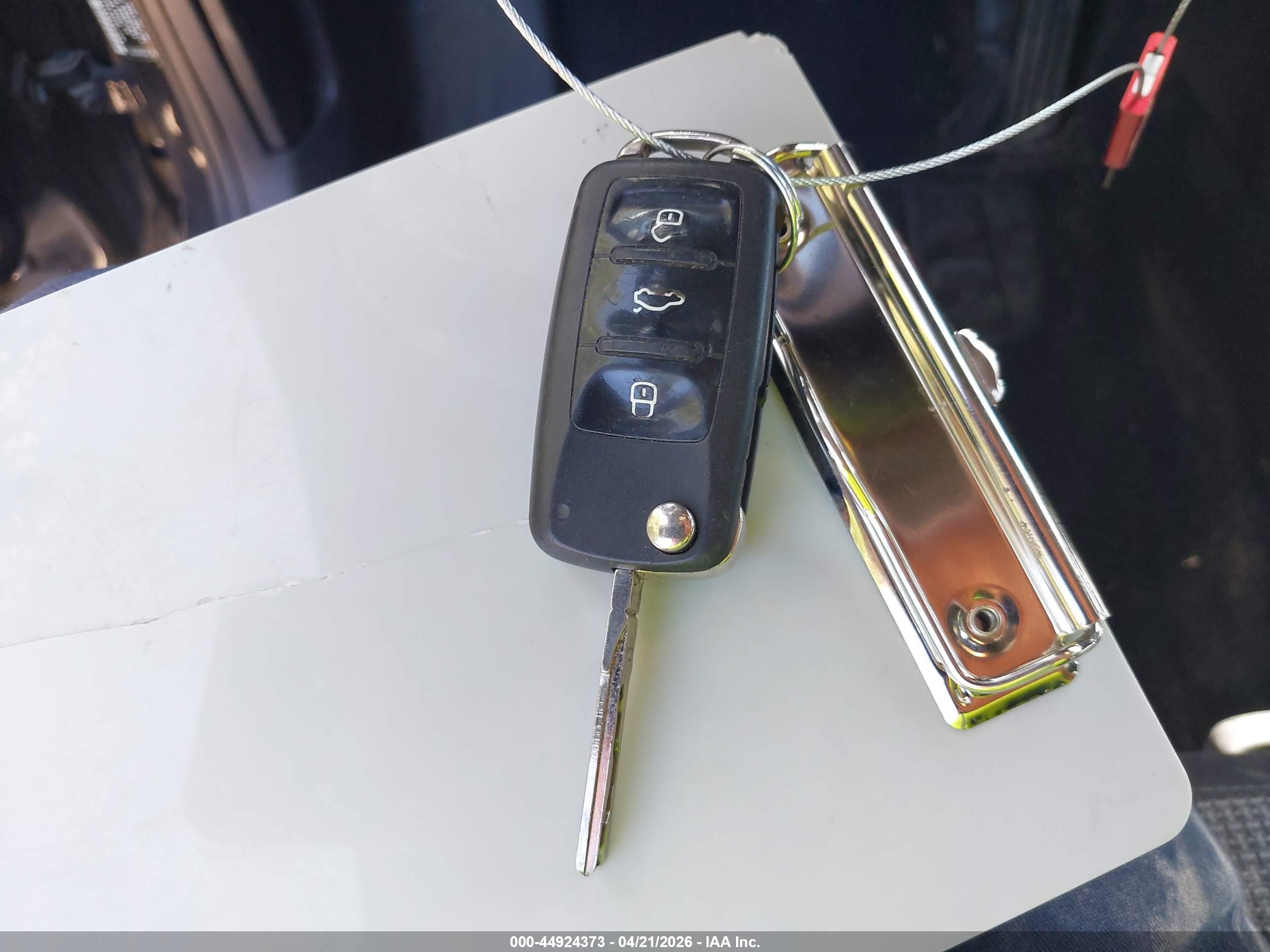 VOLKSWAGEN BEETLE image 11