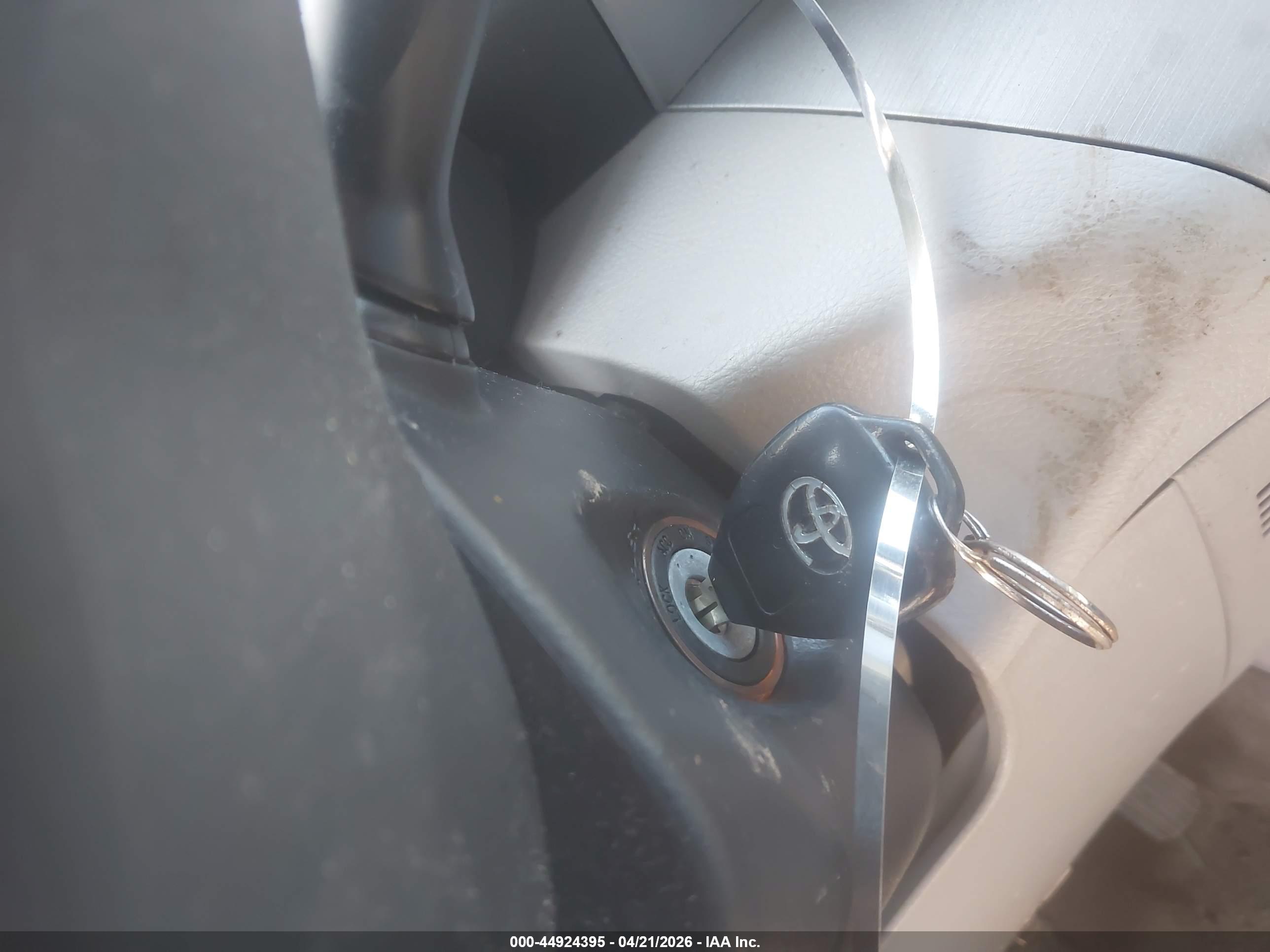 TOYOTA RAV4 image 11