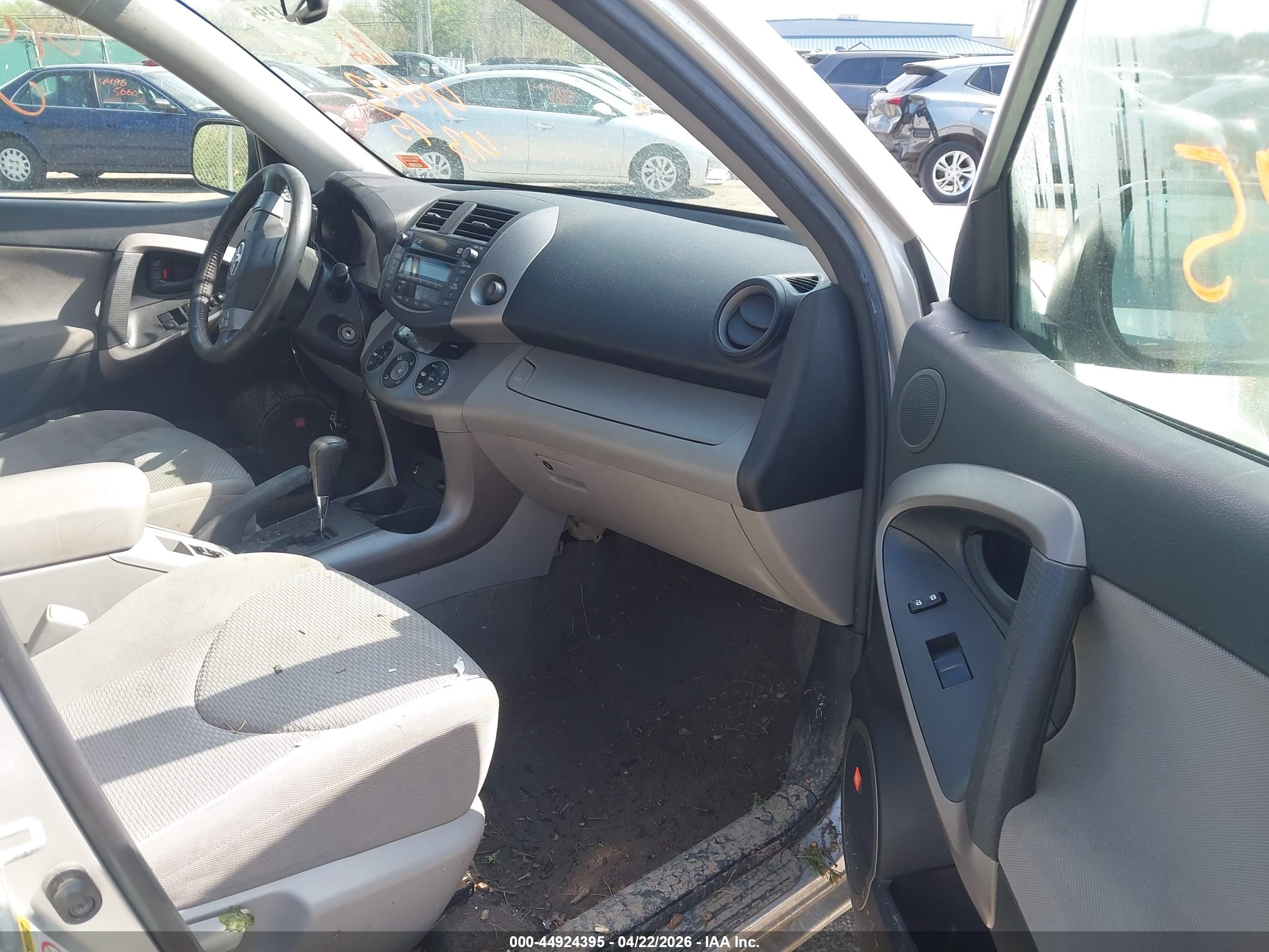 TOYOTA RAV4 image 5
