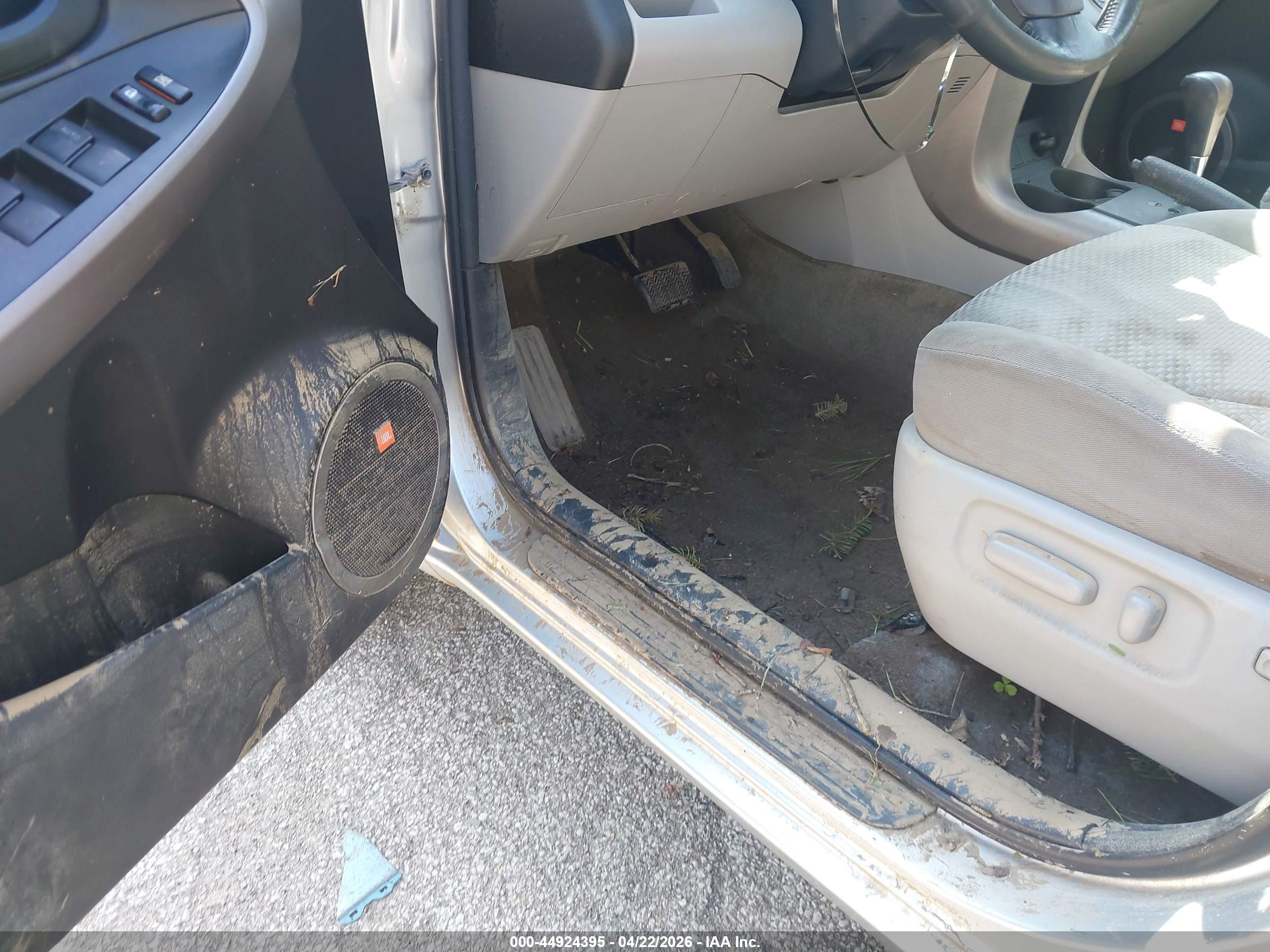 TOYOTA RAV4 image 6
