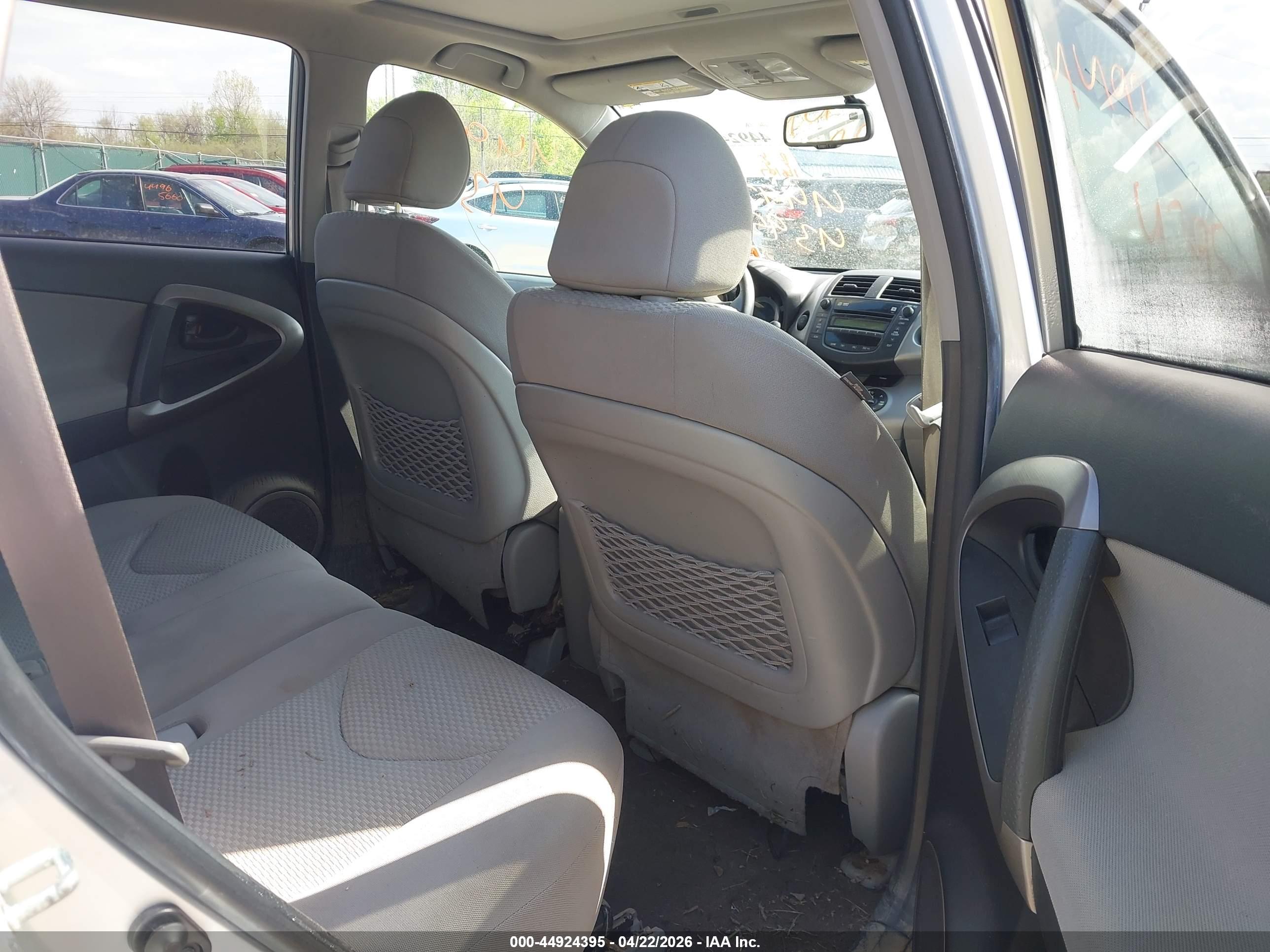 TOYOTA RAV4 image 8