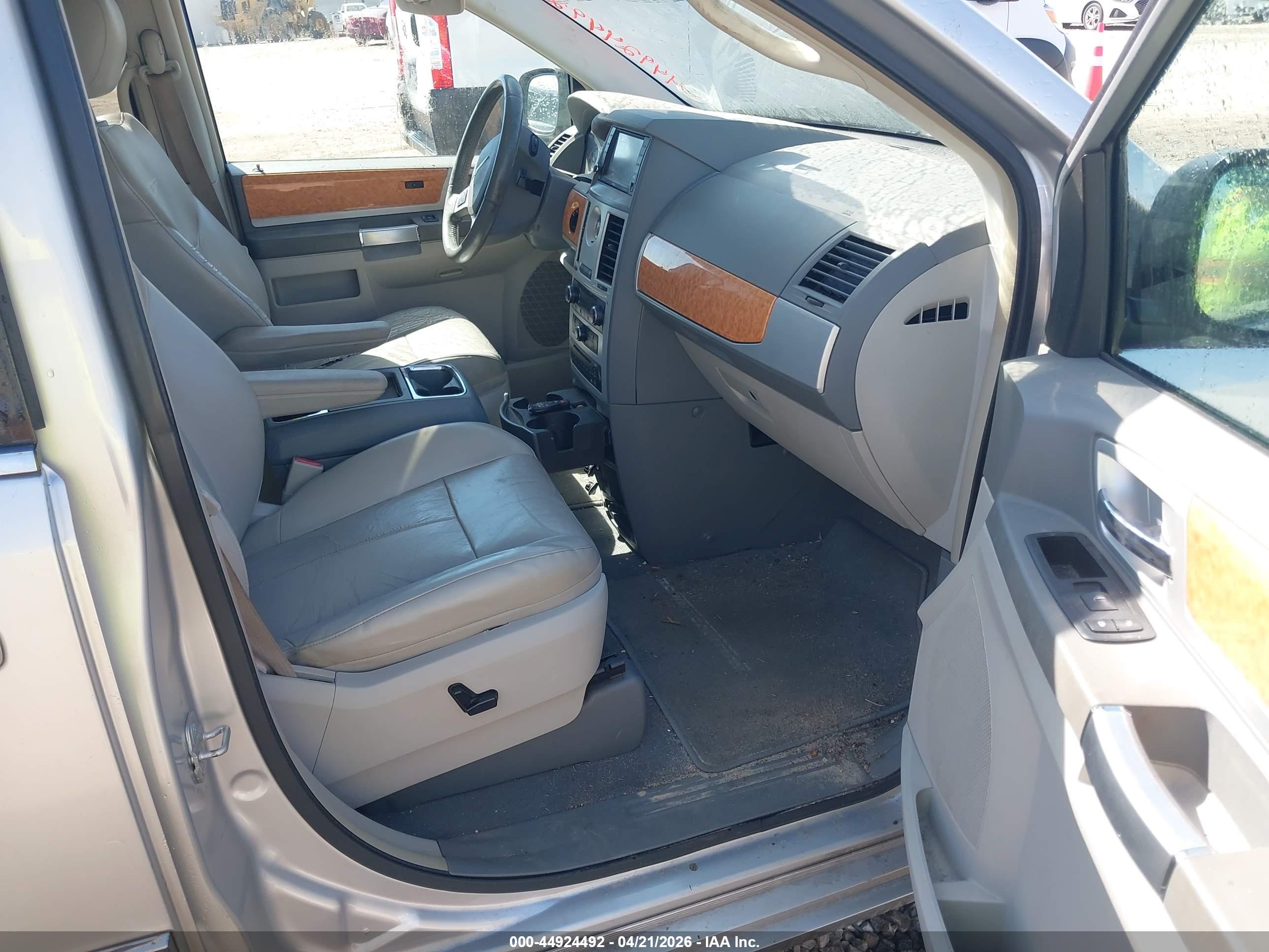 CHRYSLER TOWN image 5