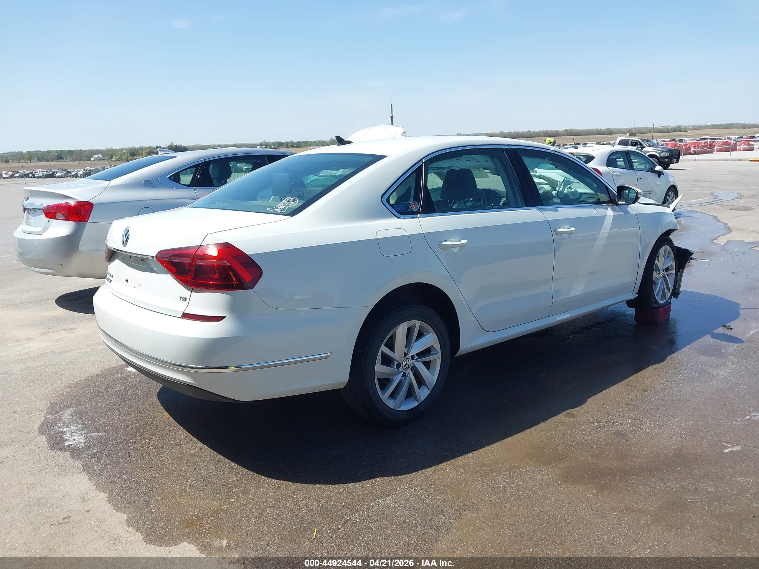 VOLKSWAGEN PASSAT image 4