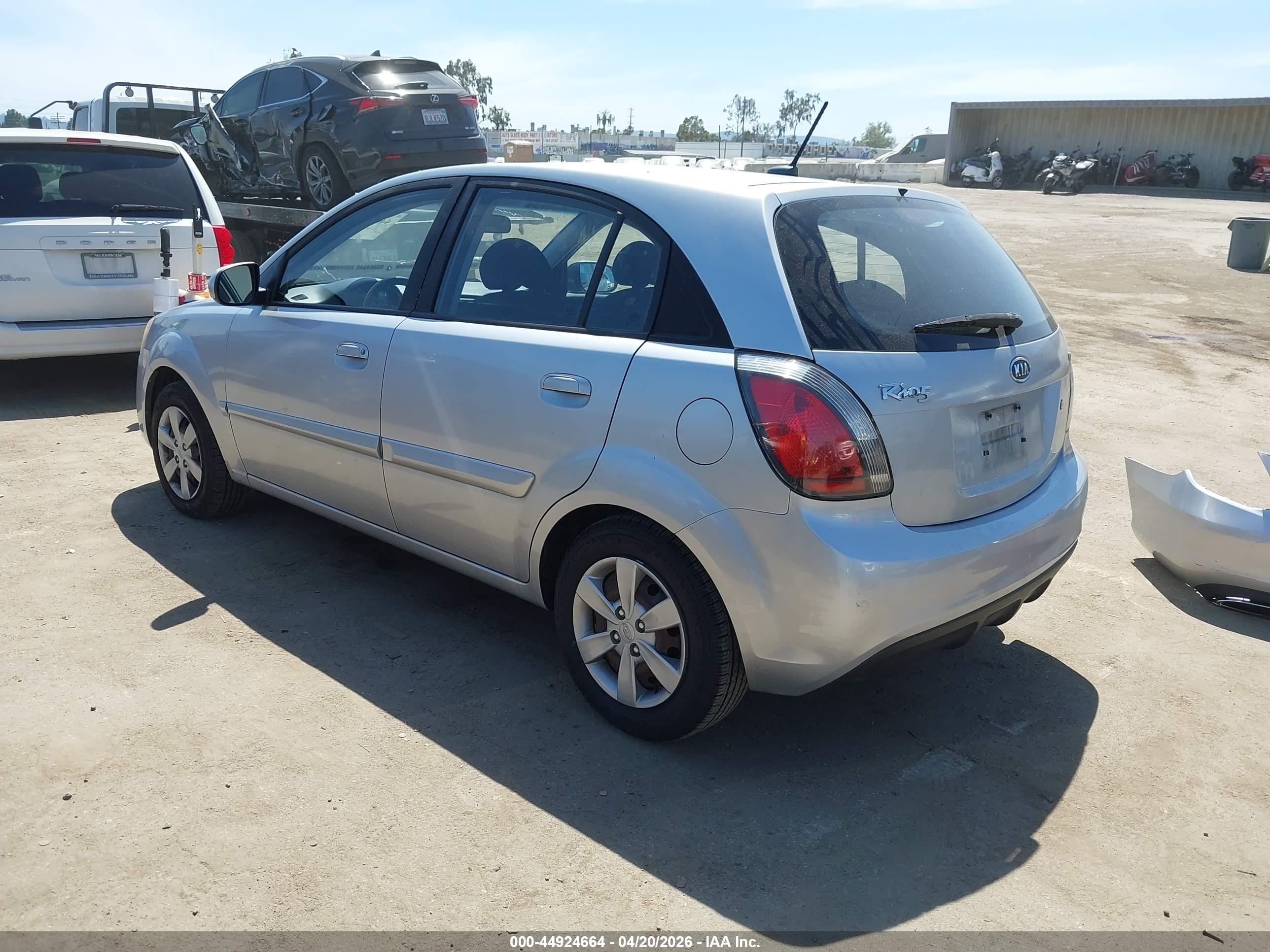 KIA RIO5 image 3