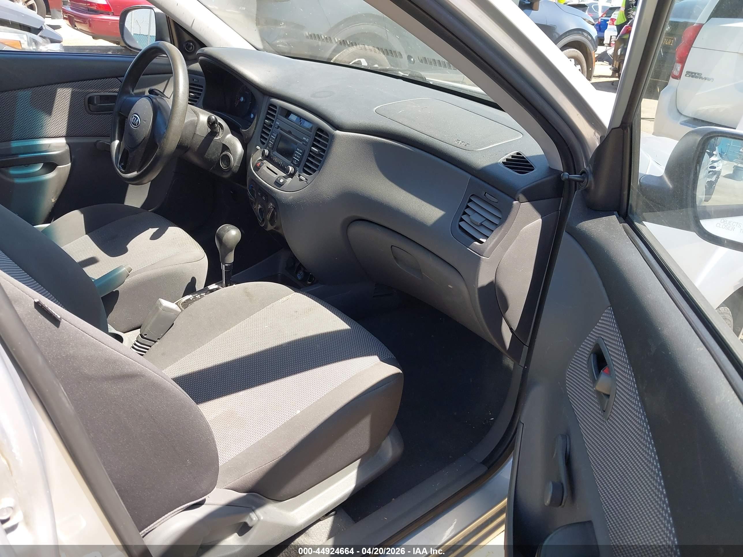 KIA RIO5 image 5