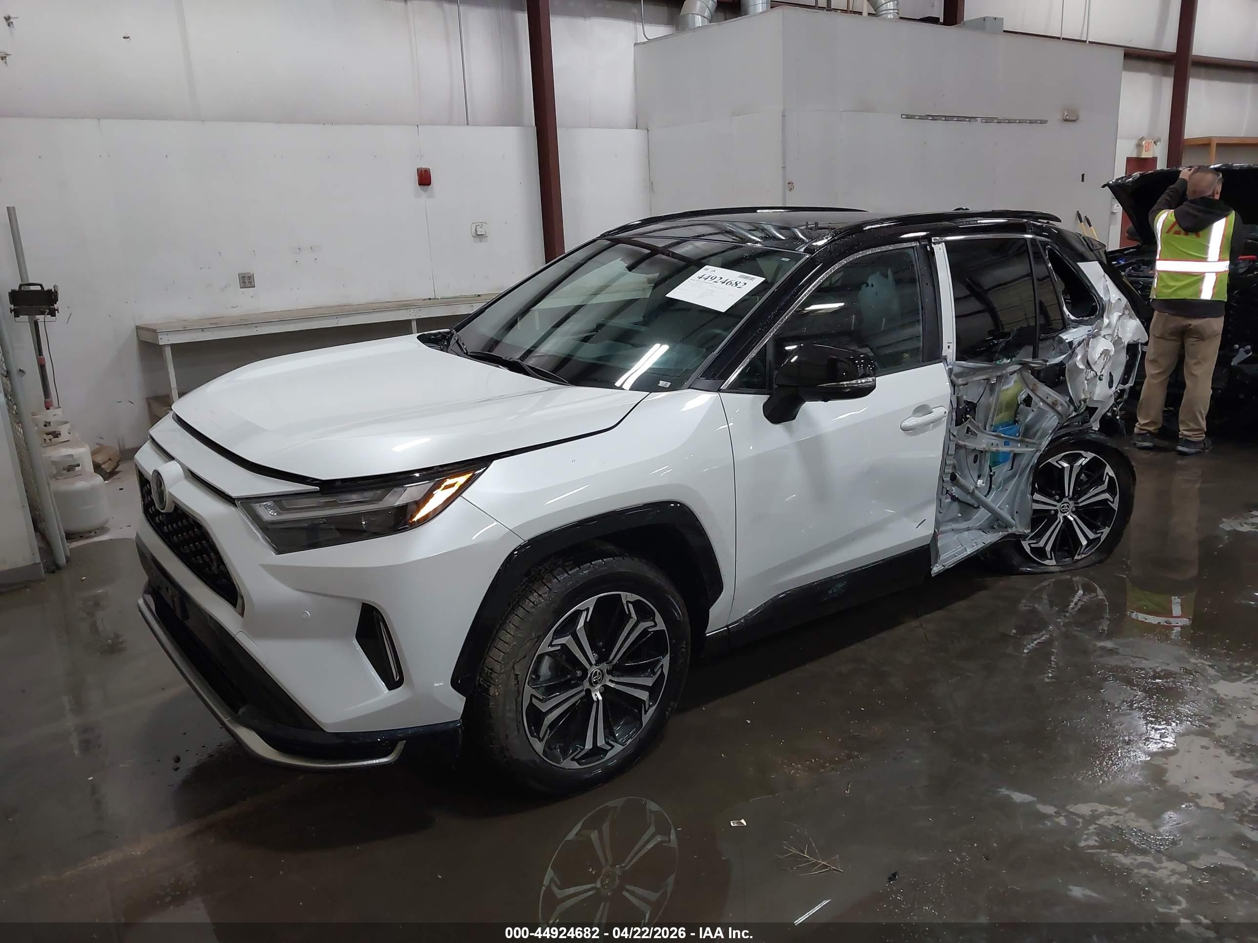 TOYOTA RAV4 image 2