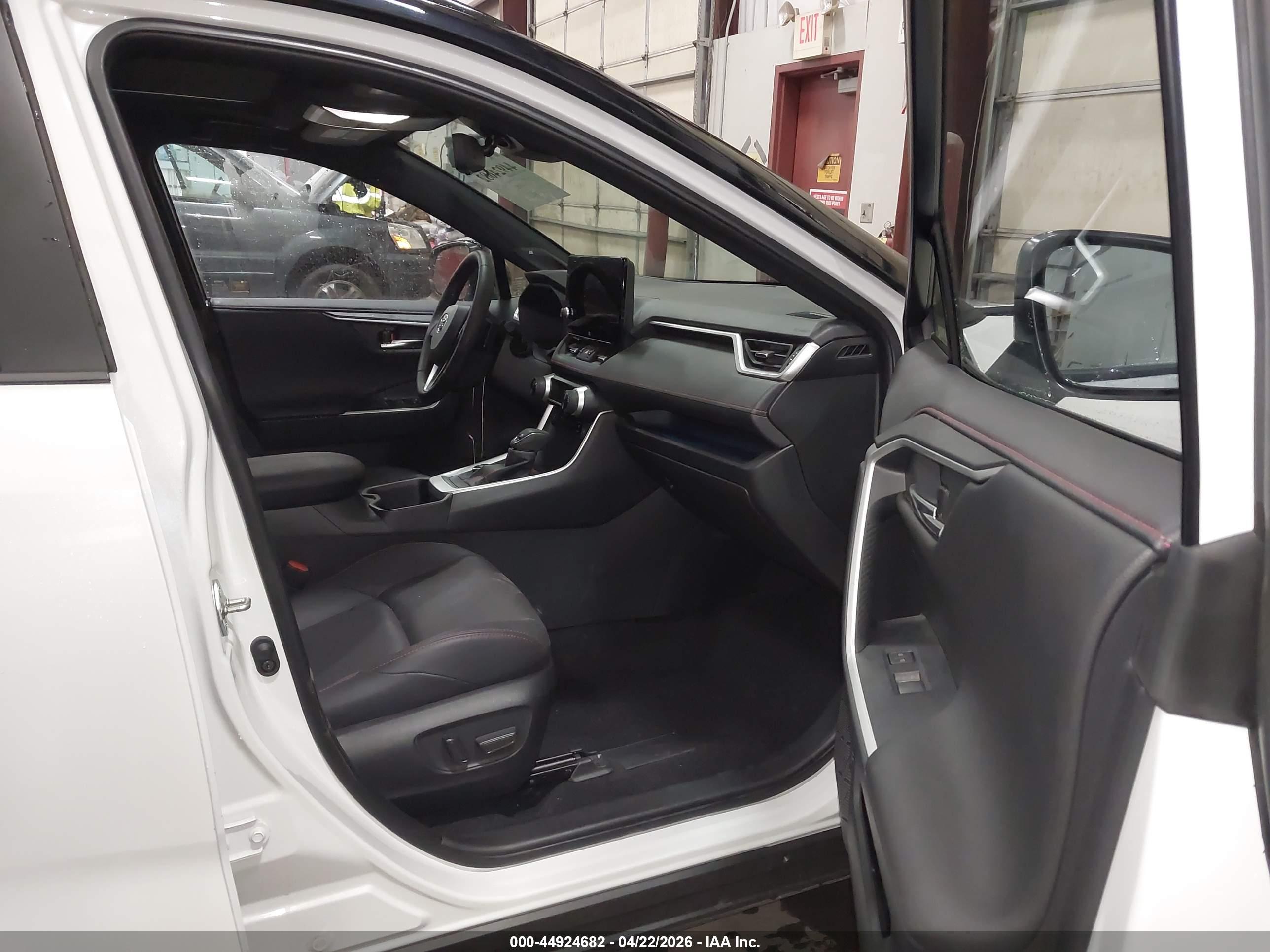 TOYOTA RAV4 image 5