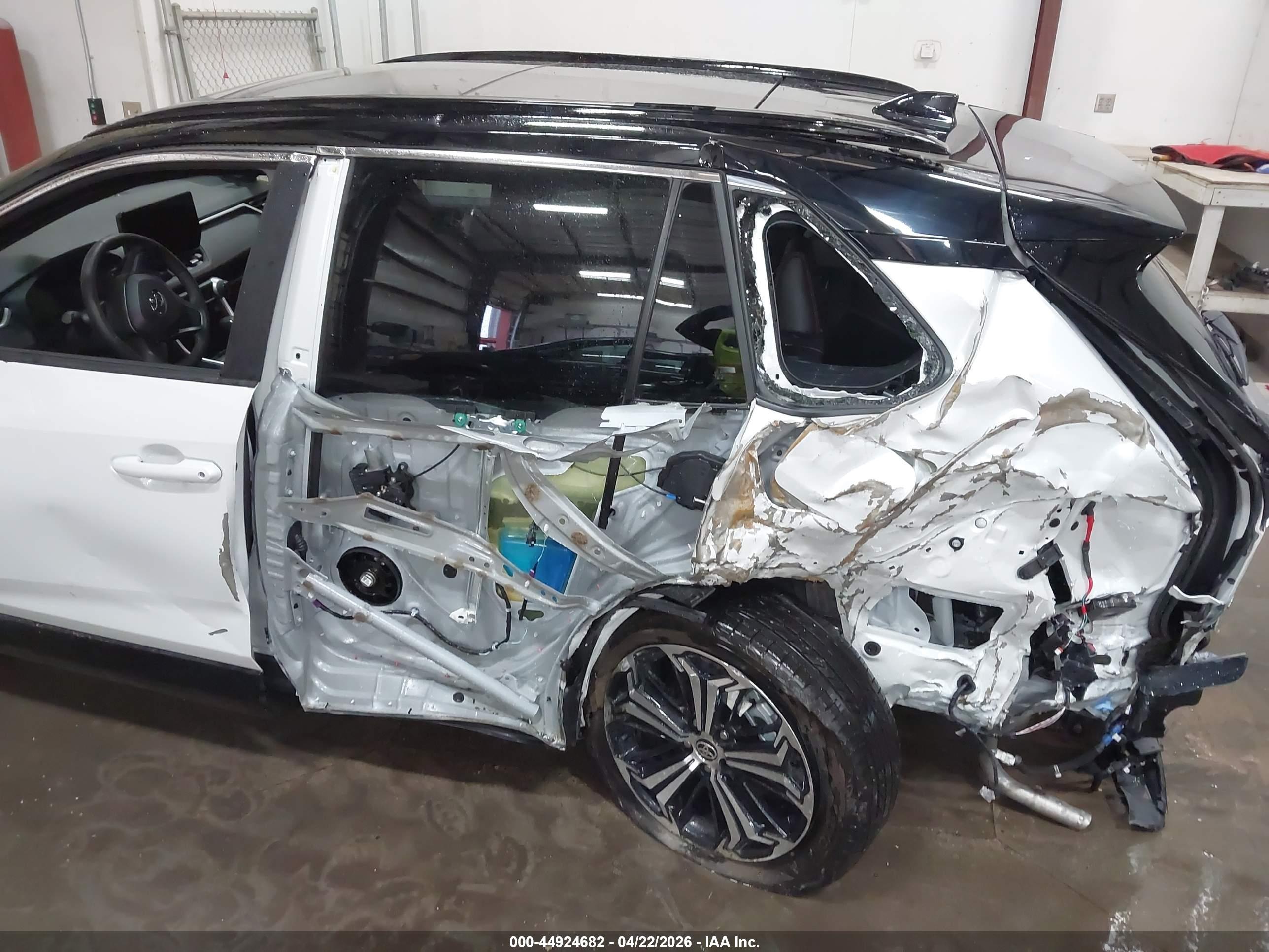 TOYOTA RAV4 image 6