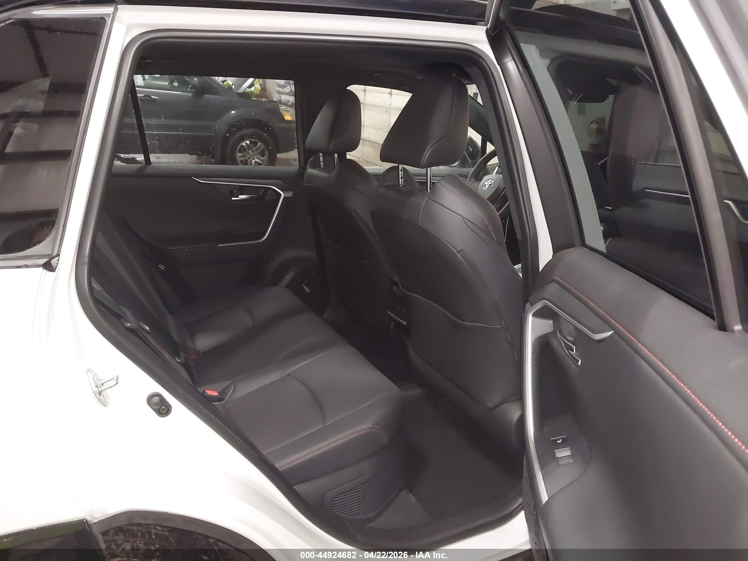 TOYOTA RAV4 image 8