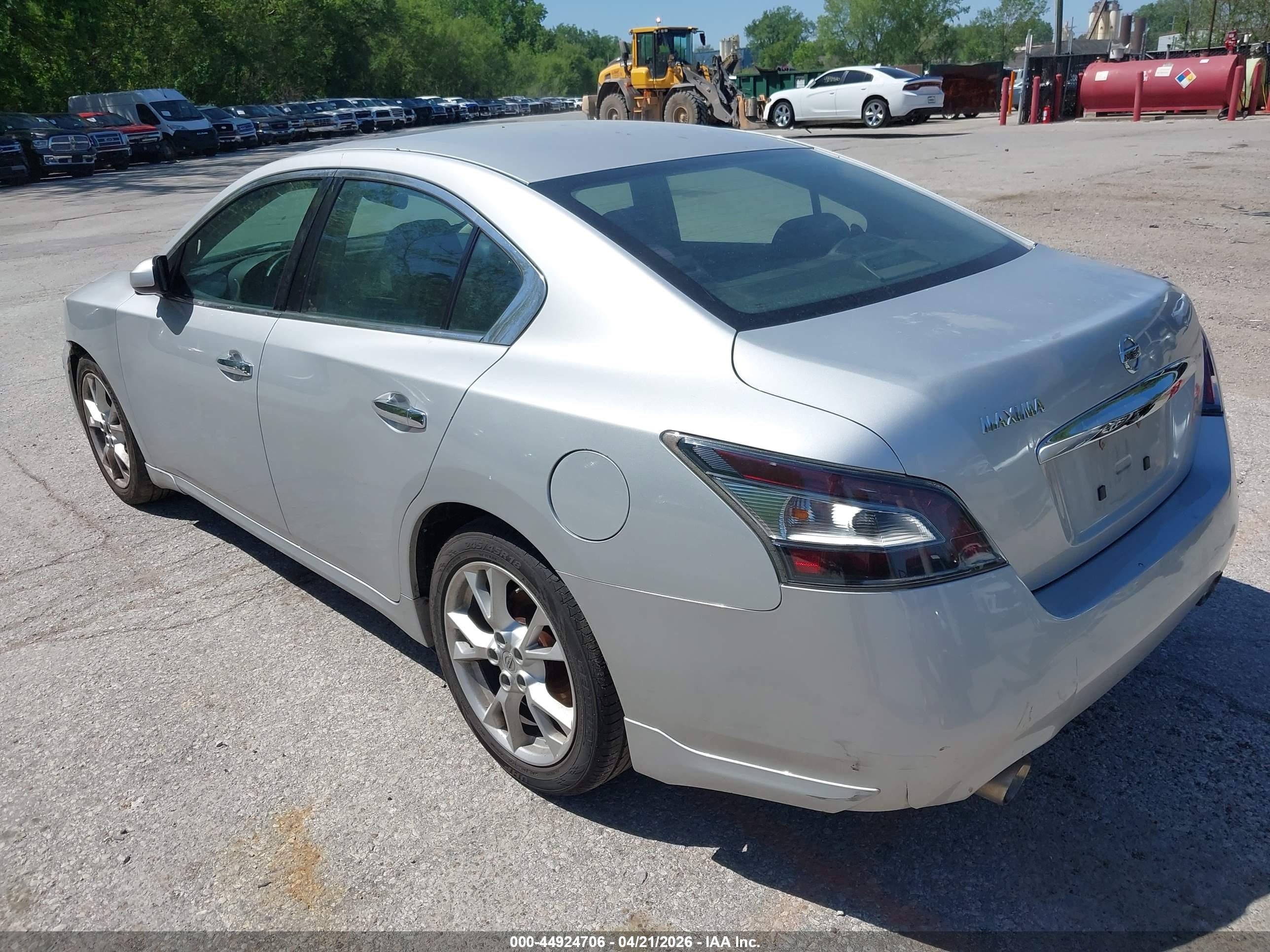 NISSAN MAXIMA image 3